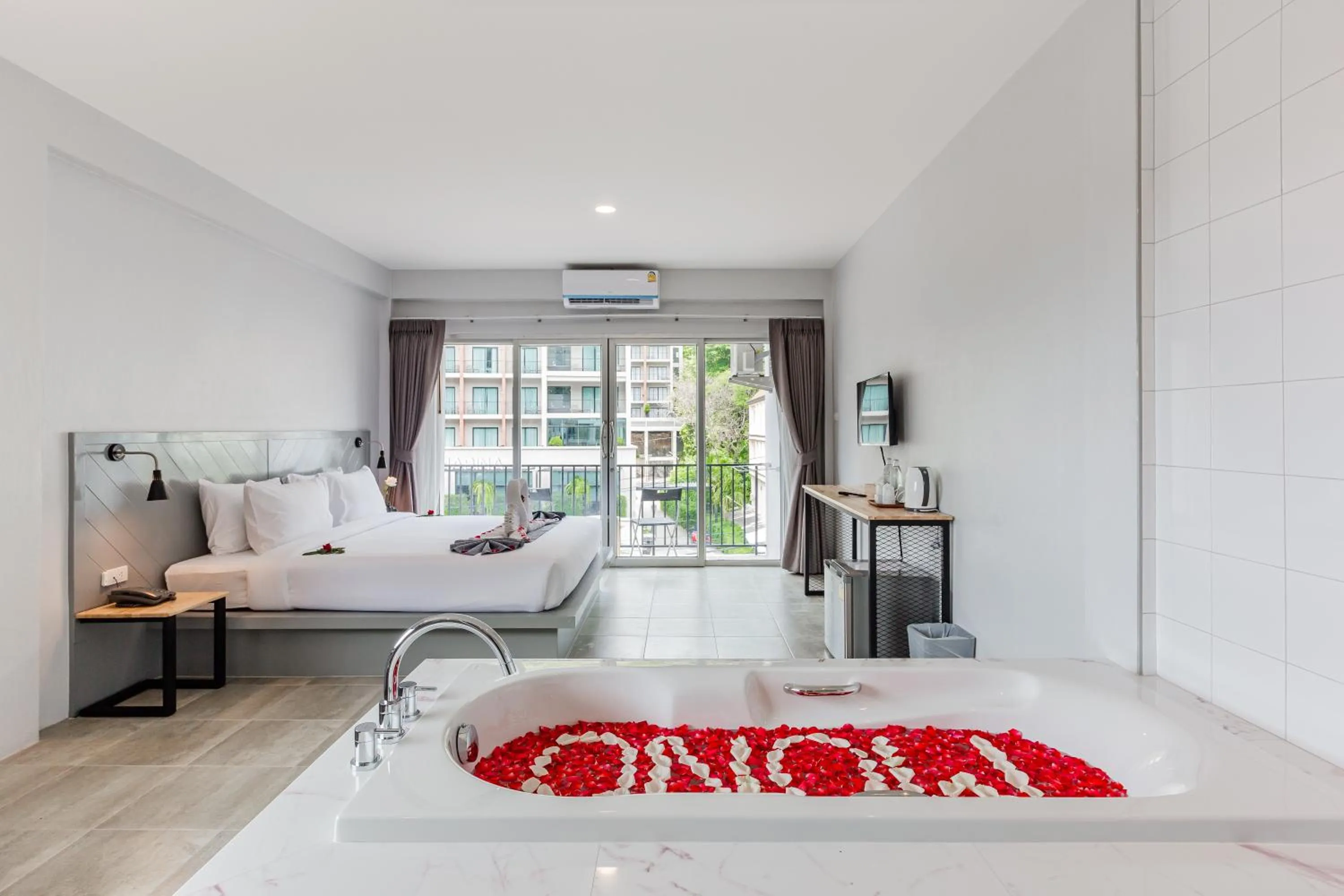 Deluxe Double Room with Bath in Monotel Aonang