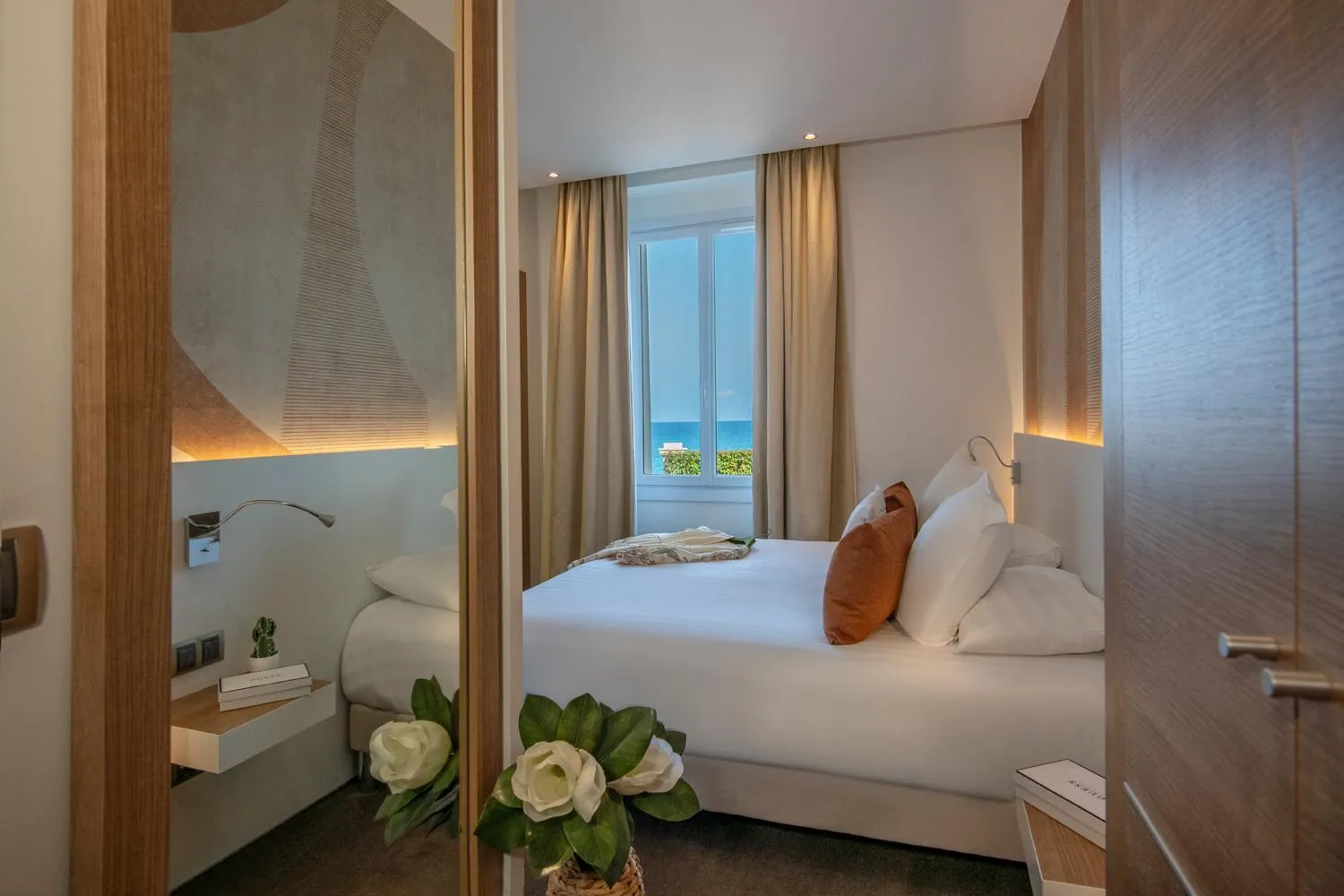 Comfort Queen Room with Sea View in Best Western Premier Hotel Prince de Galles