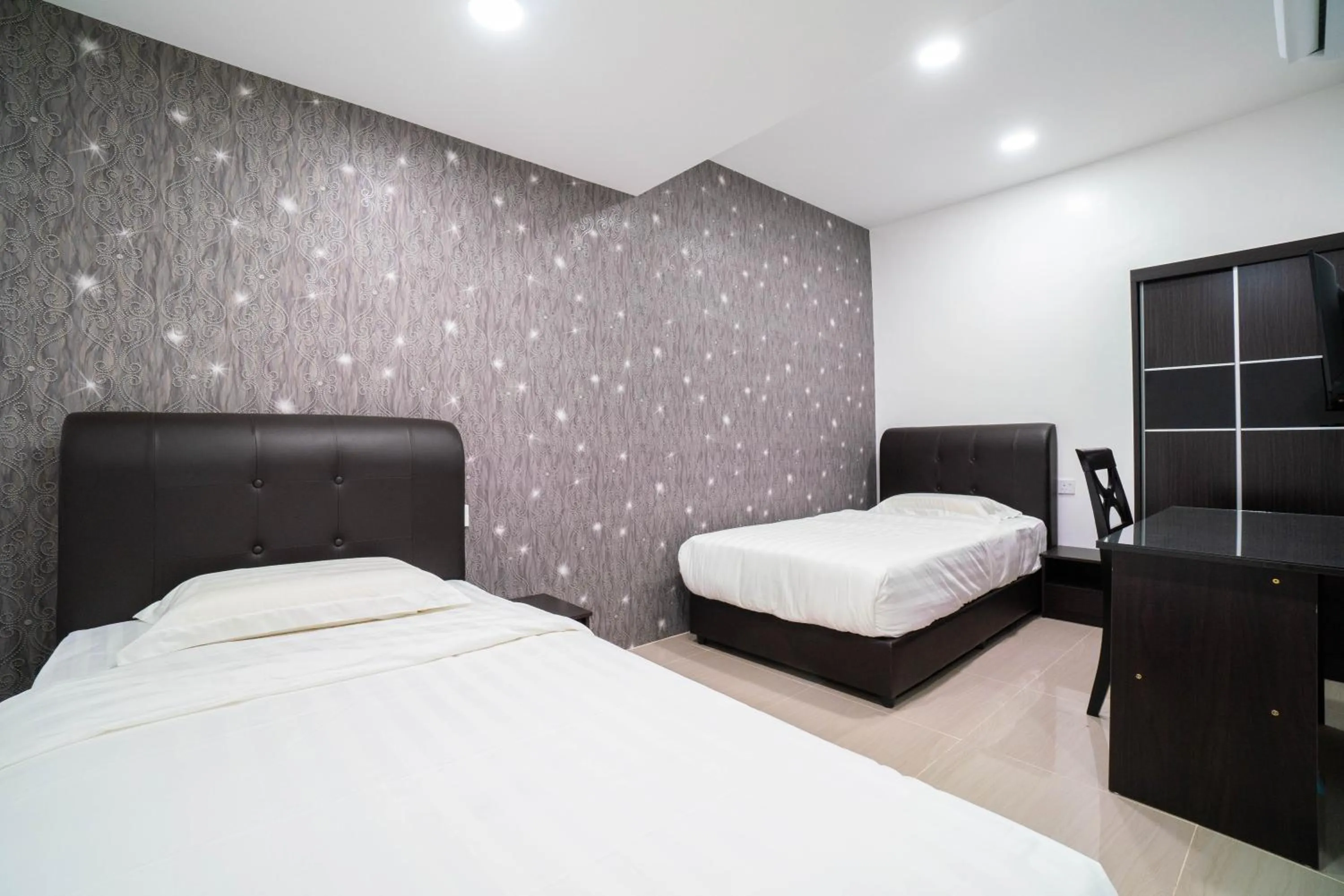 Standard Twin Room in Crystal Garden Hotel - Tasik Selatan