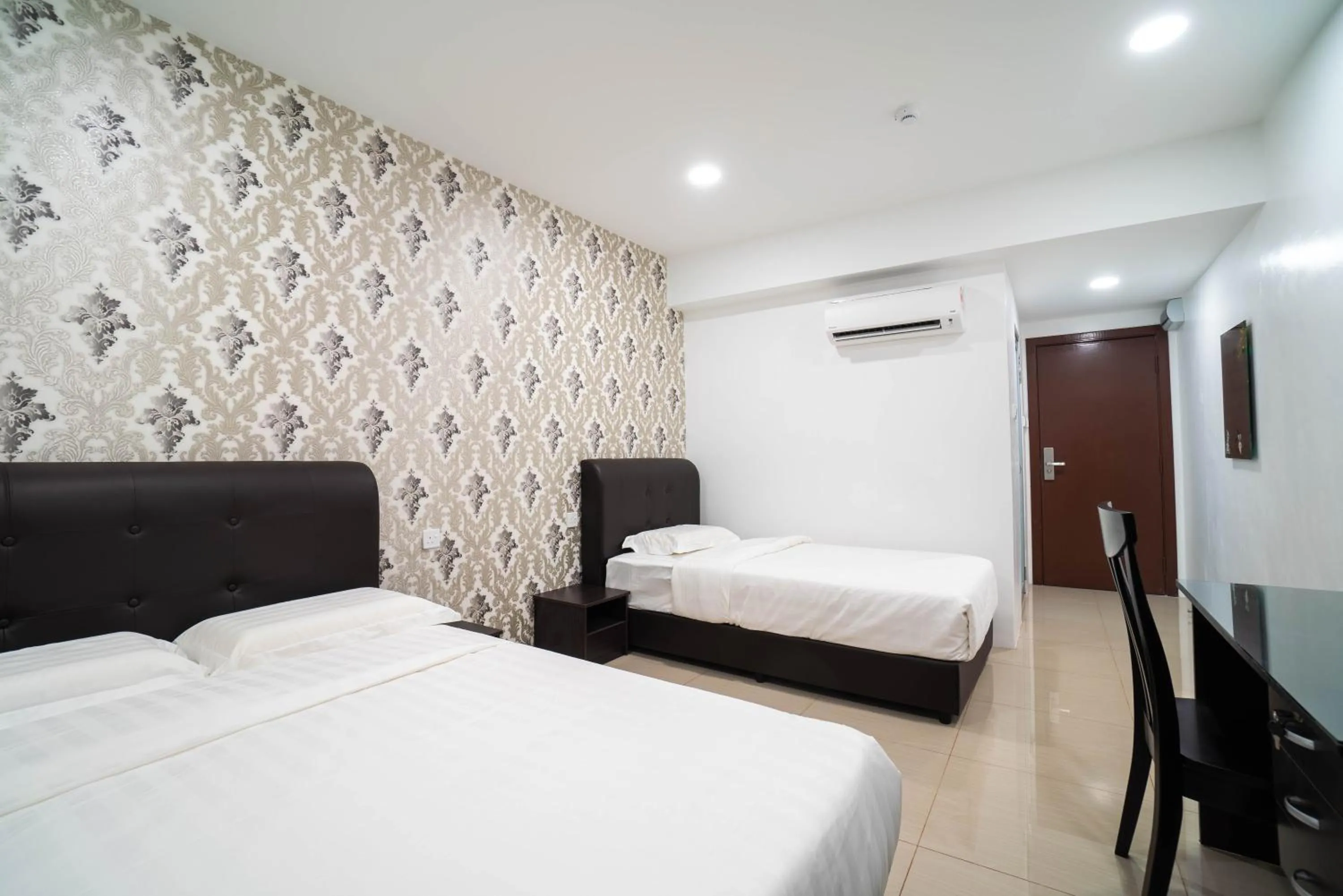 Superior Triple Room in Crystal Garden Hotel - Tasik Selatan