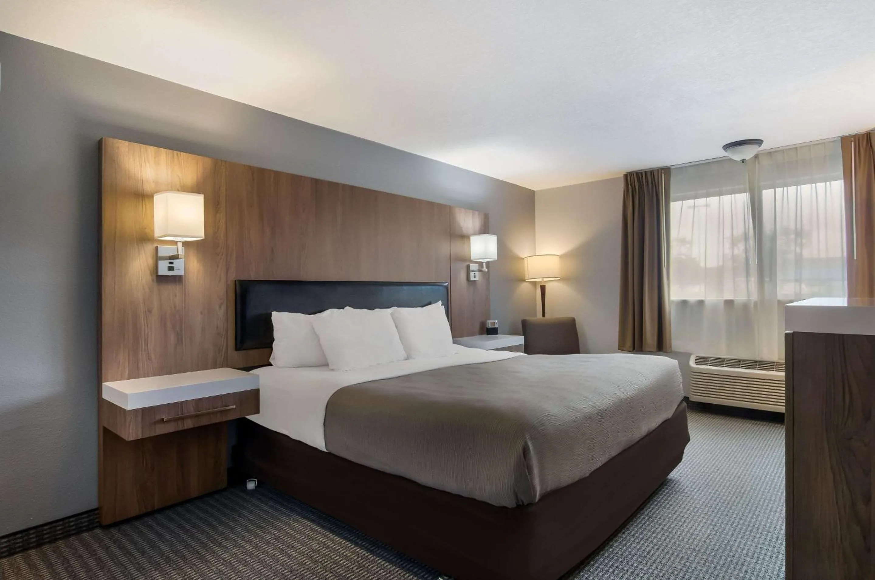King Suite - Non-Smoking in Quality Inn & Suites Silverdale Bangor-Keyport