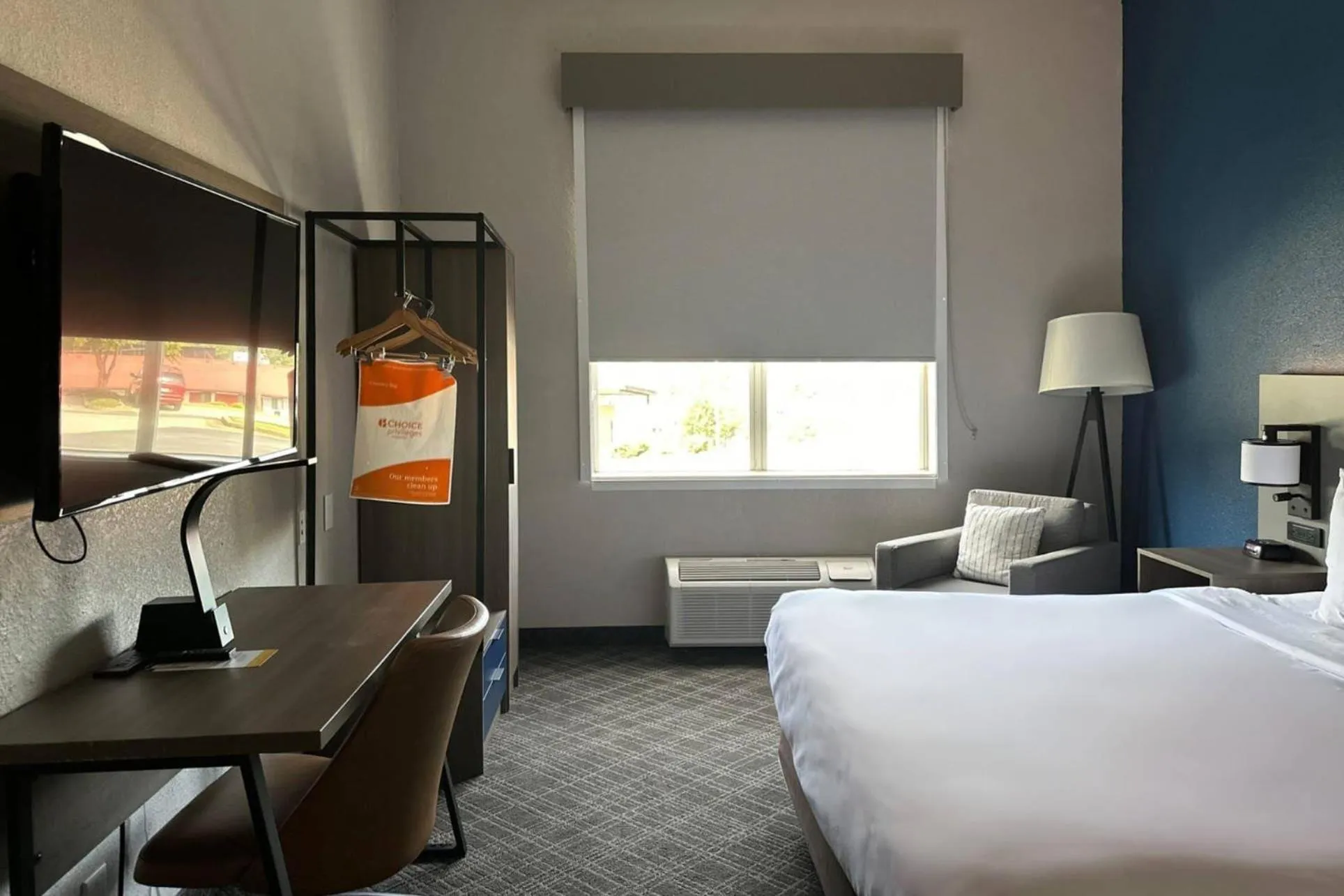 King Room with tub - Accessible/Non-Smoking in Comfort Inn & Suites Calhoun South