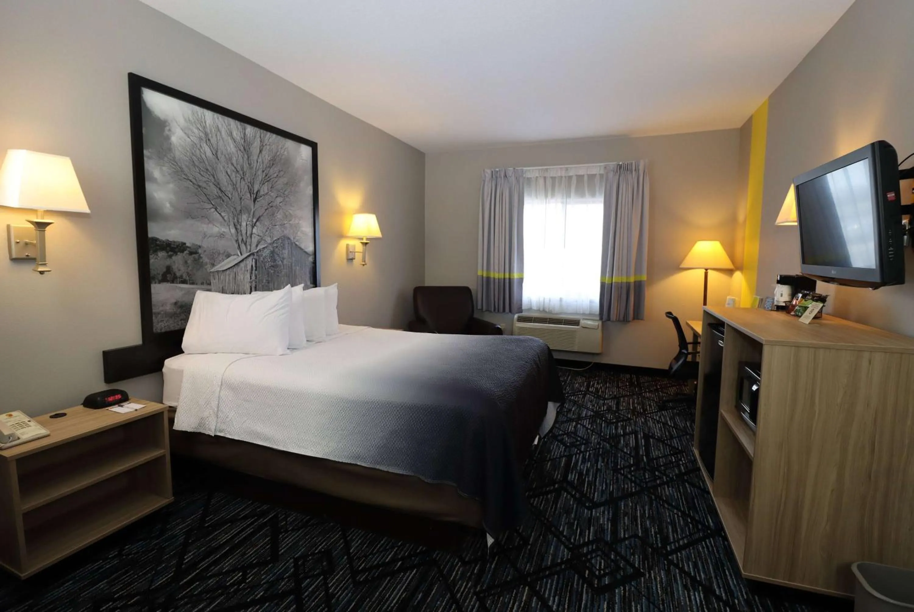 Queen Room - Non-Smoking in Super 8 by Wyndham Perryville