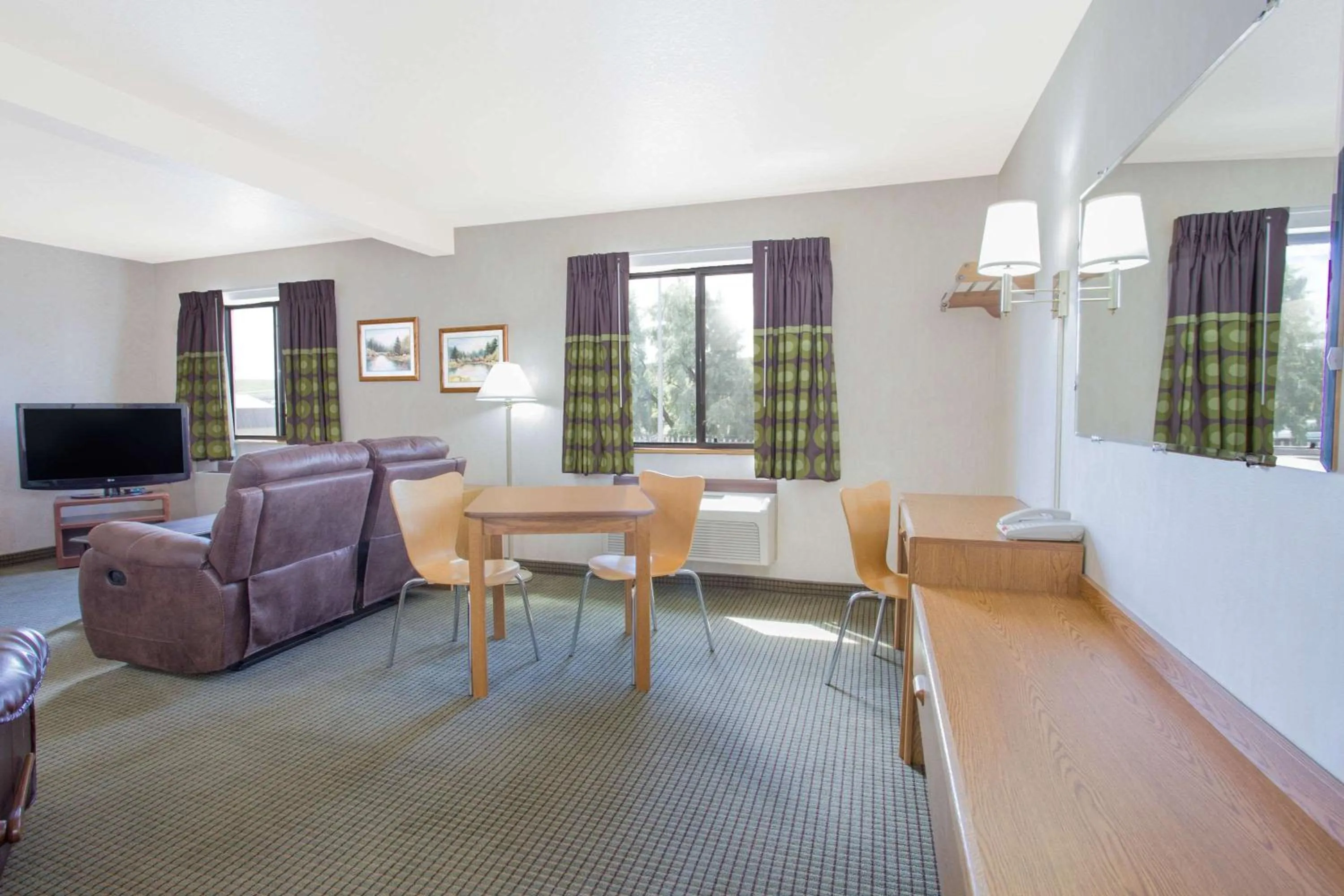 Queen Suite with Two Queen Beds - Non-Smoking in Super 8 by Wyndham Havre