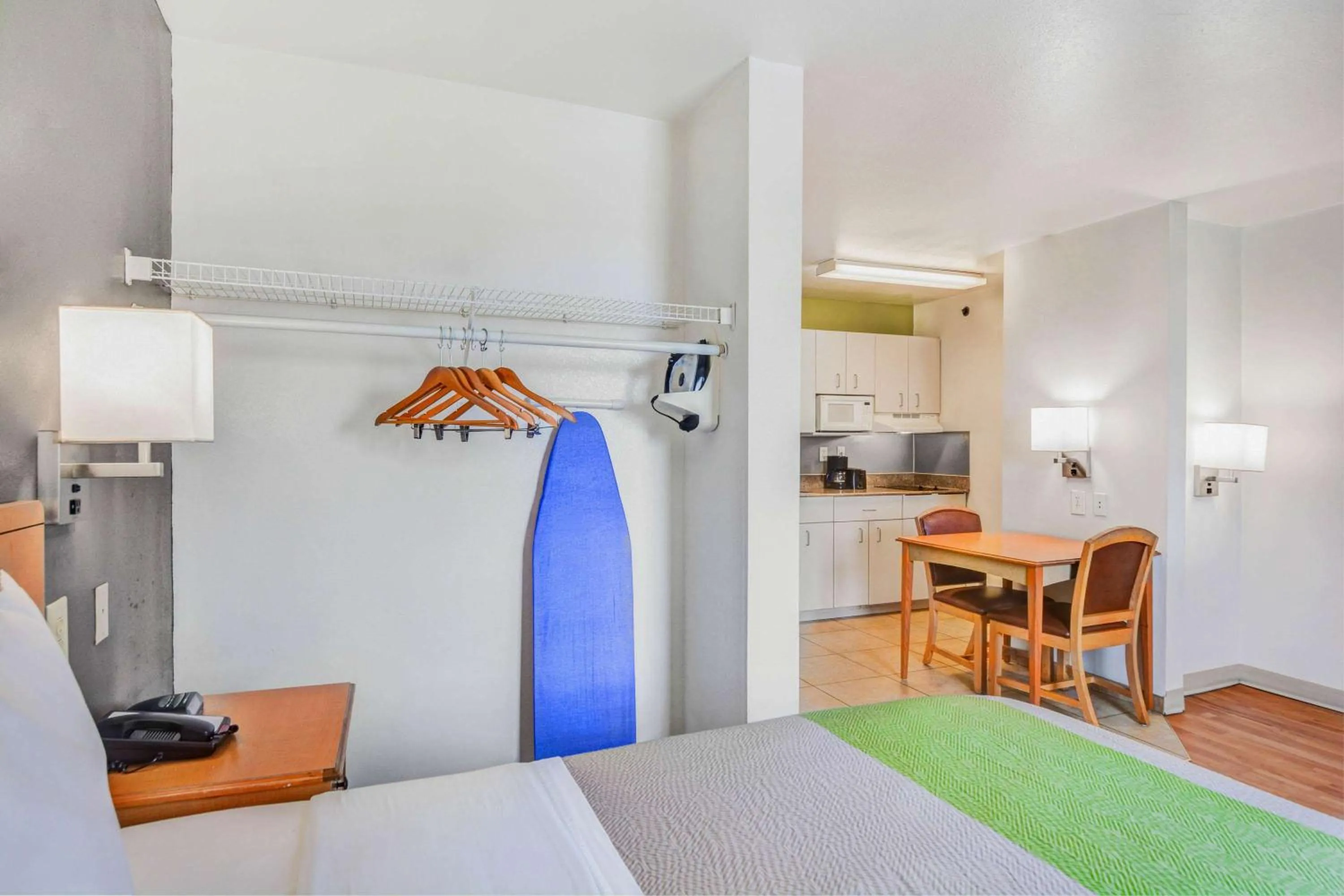 Queen Room - Disability Access - Non-Smoking in Studio 6-Opelika, AL - Auburn Al