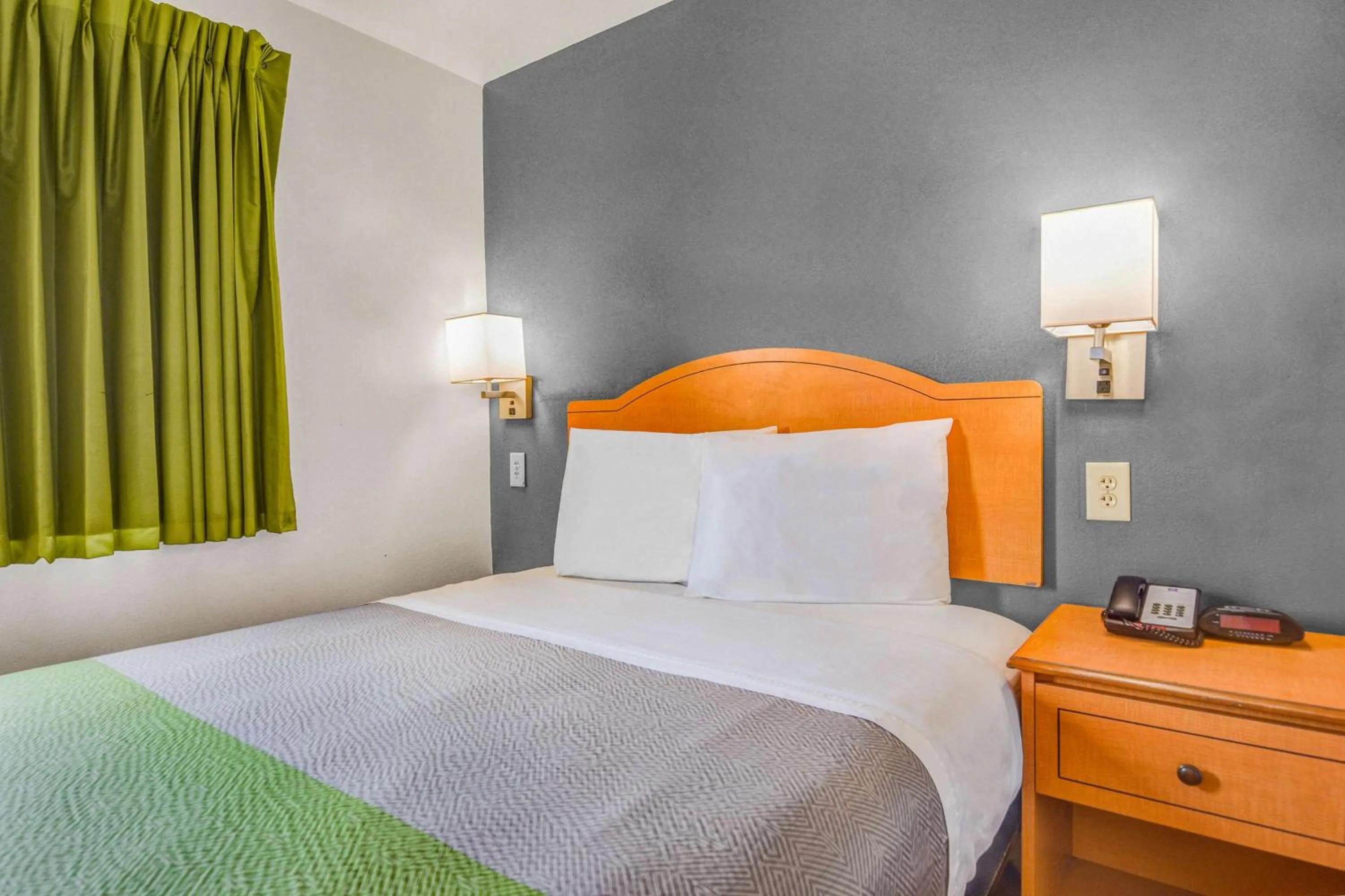 Queen Room - Disability Access - Smoking in Studio 6-Opelika, AL - Auburn Al