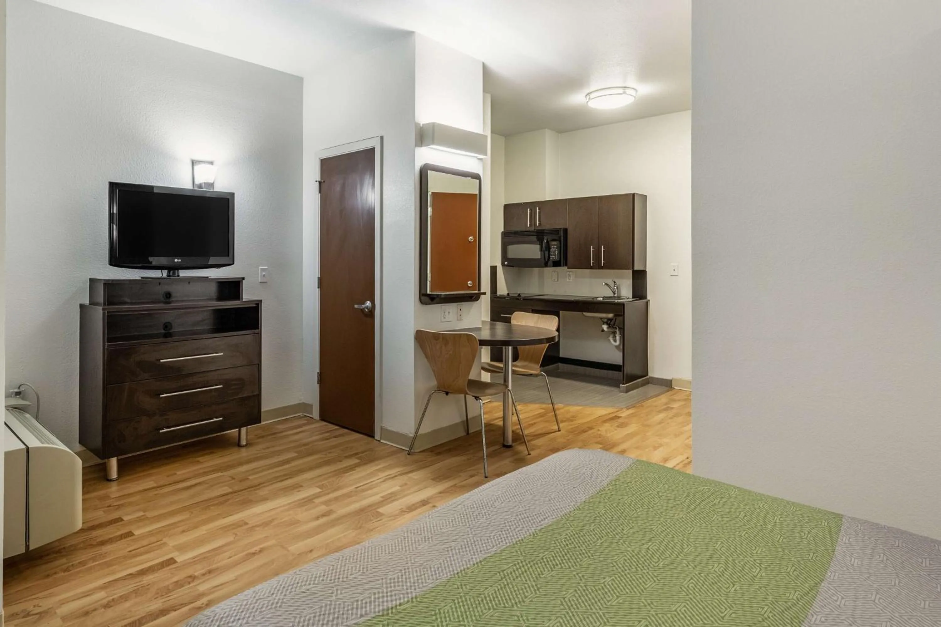 Deluxe Queen Room - Non-Smoking in Studio 6-Orange, TX