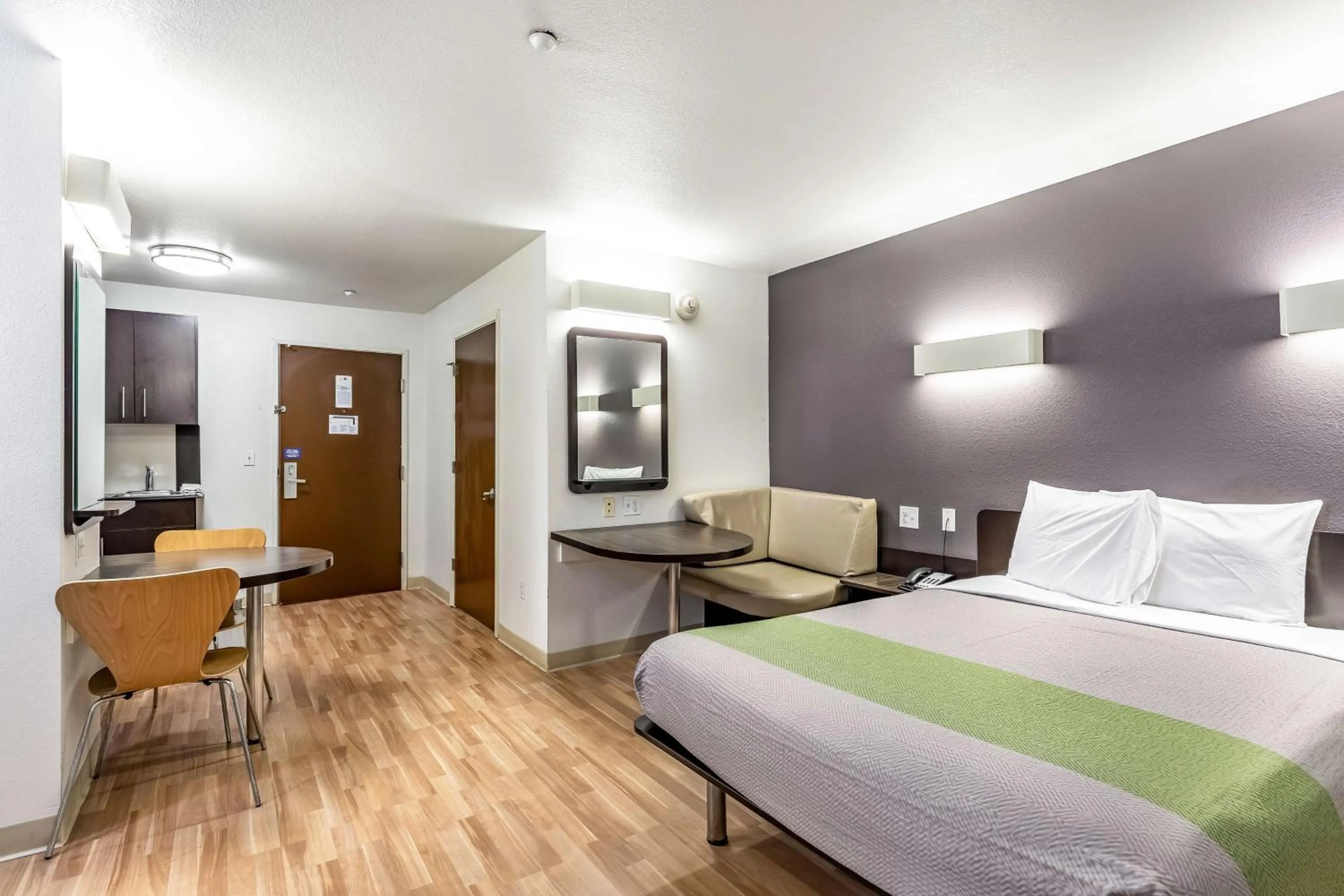 Queen Room - Disability Access - Non-Smoking in Studio 6-Orange, TX