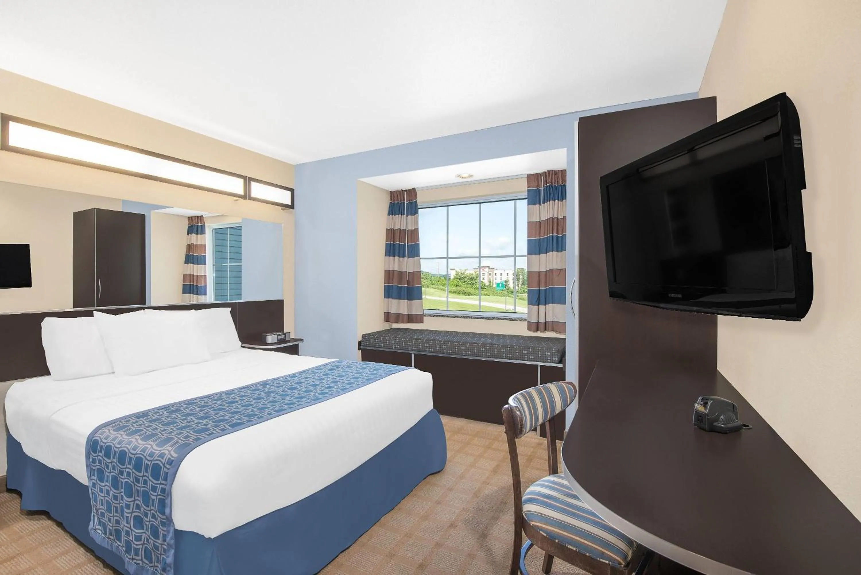 Queen Room - Non-Smoking in Microtel Inn & Suites by Wyndham Waynesburg