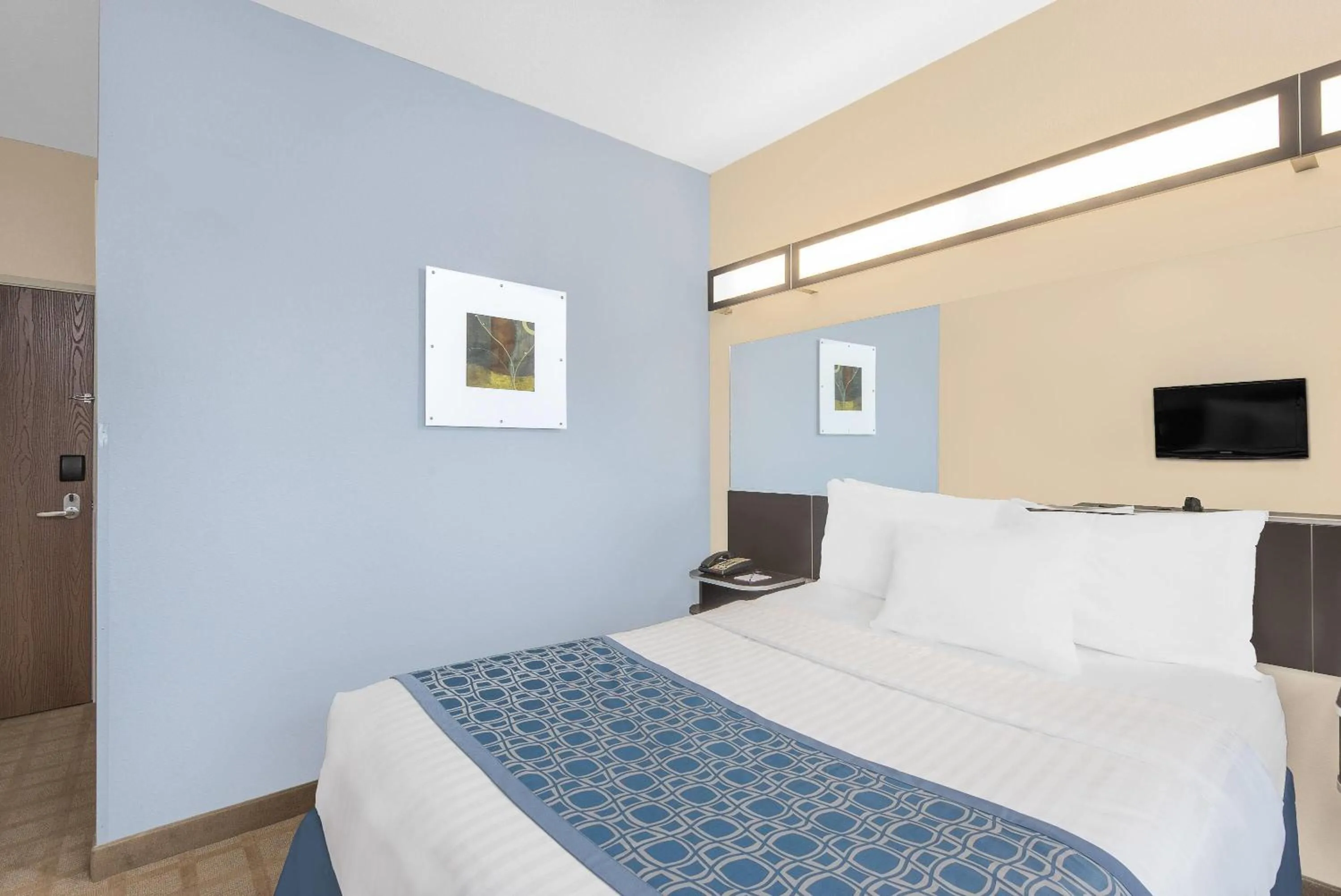 Queen Room with Bath Tub - Mobility Accessible/Non-Smoking in Microtel Inn & Suites by Wyndham Waynesburg