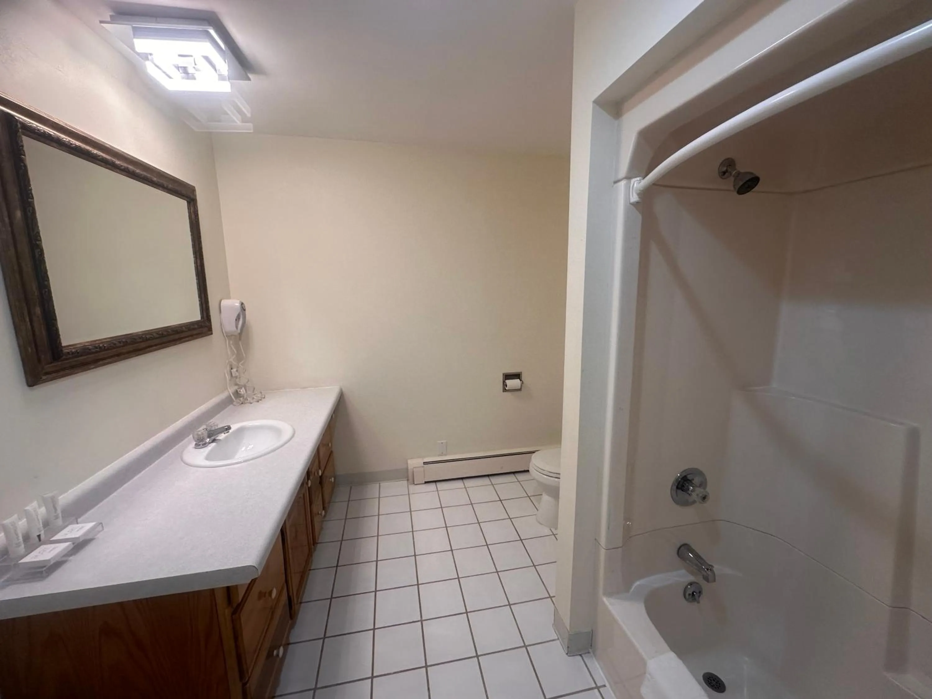 King Room in Pictured Rocks Inn and Suites