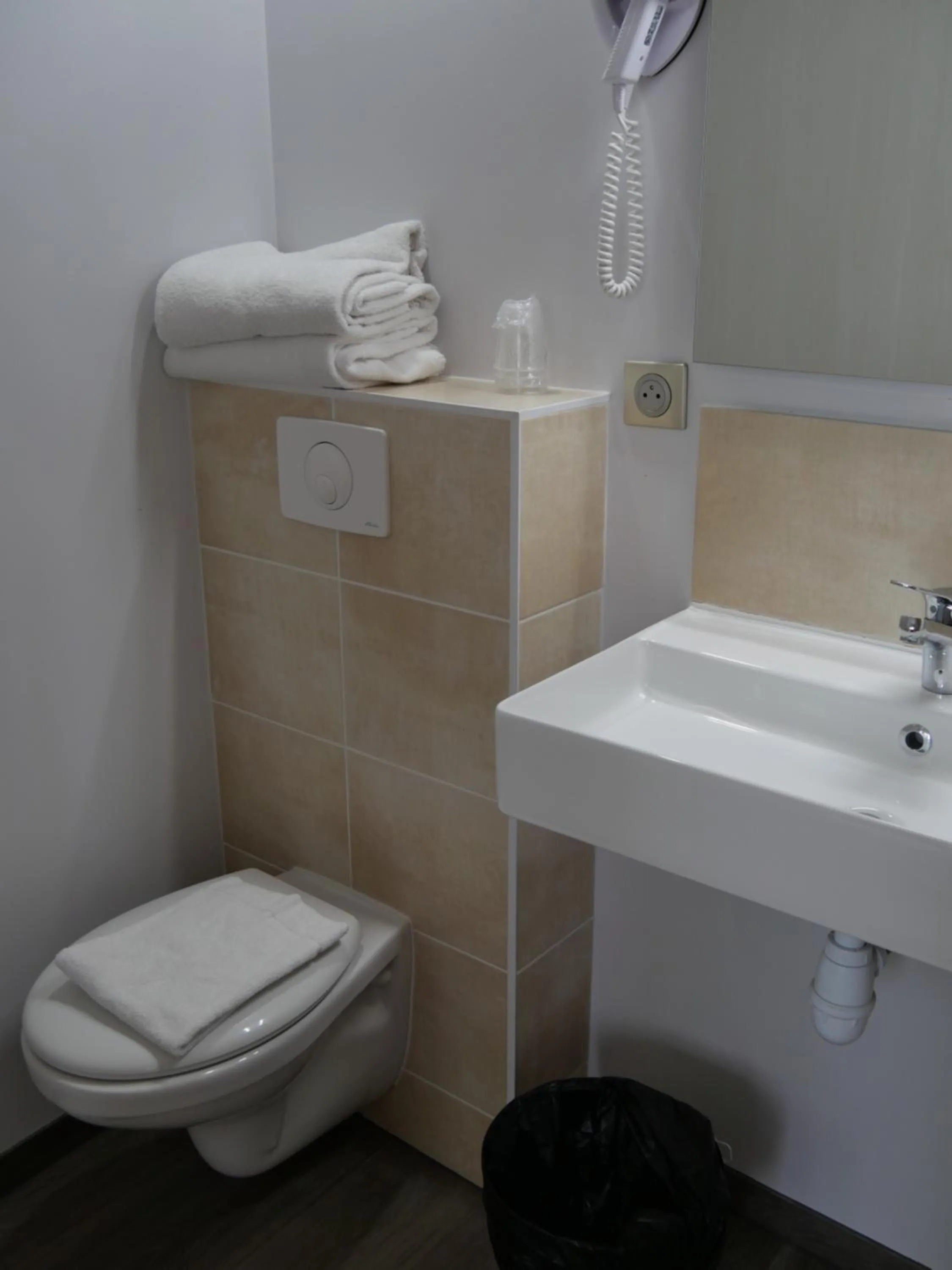 Family Room in Cit'Hotel Escatel