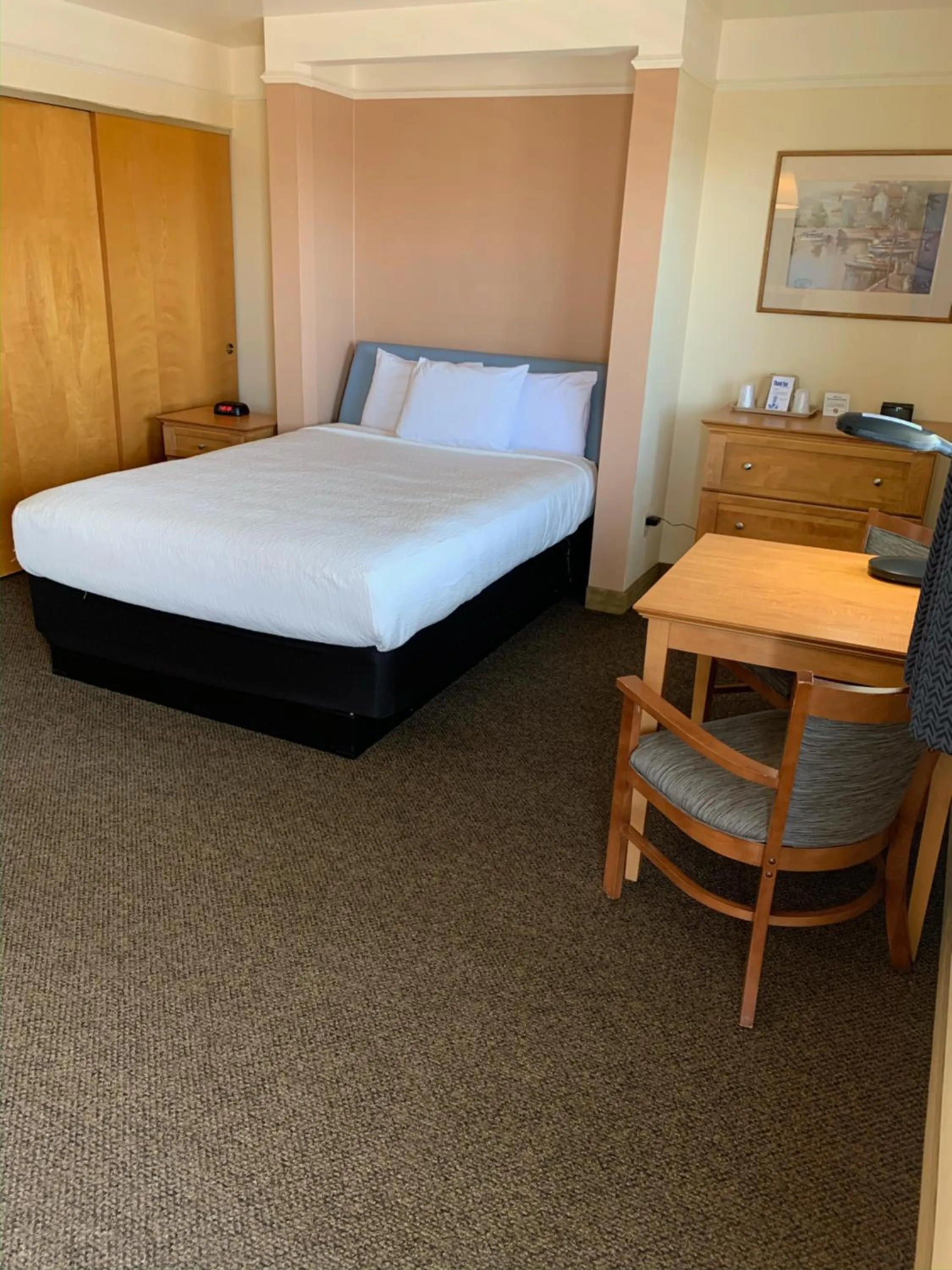 Queen Room in Seabird Lodge Fort Bragg