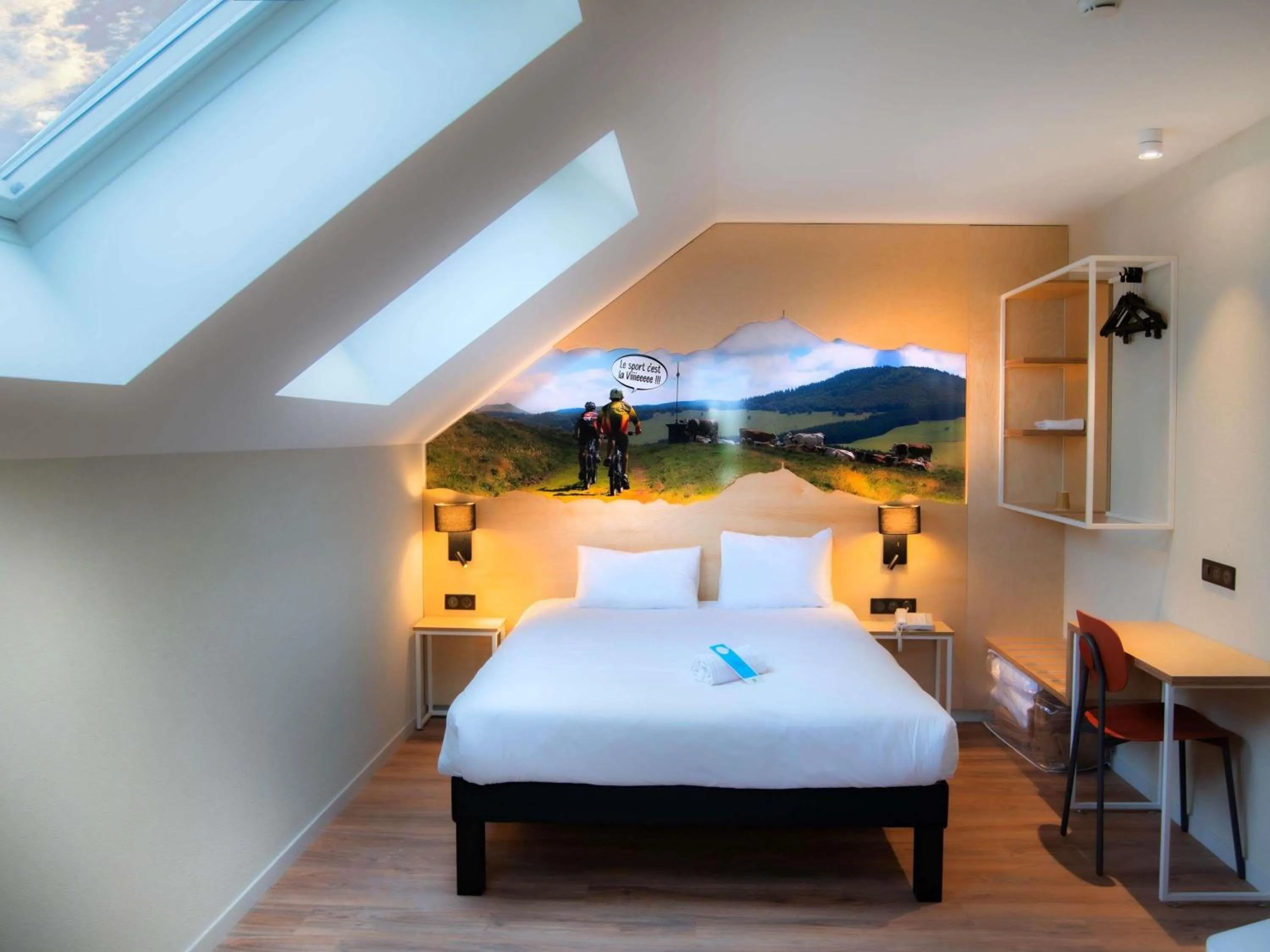 Family Room with sofa bed in ibis Styles Clermont-Ferrand Aéroport