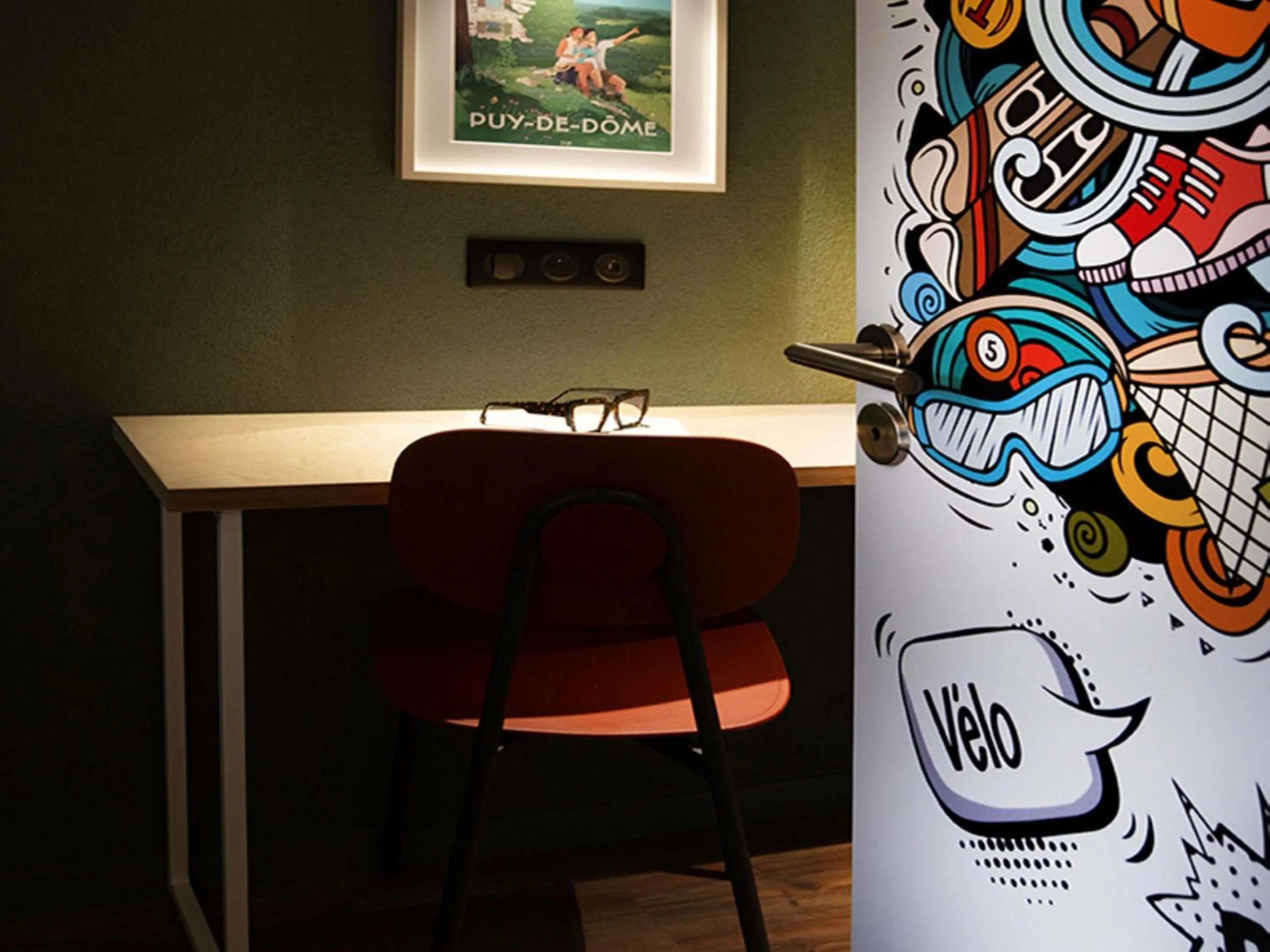 Family Room with sofa bed in ibis Styles Clermont-Ferrand Aéroport