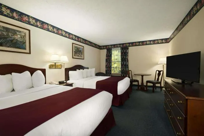 Queen Room with Two Queen Beds - Non-Smoking in Days Inn by Wyndham Grayling