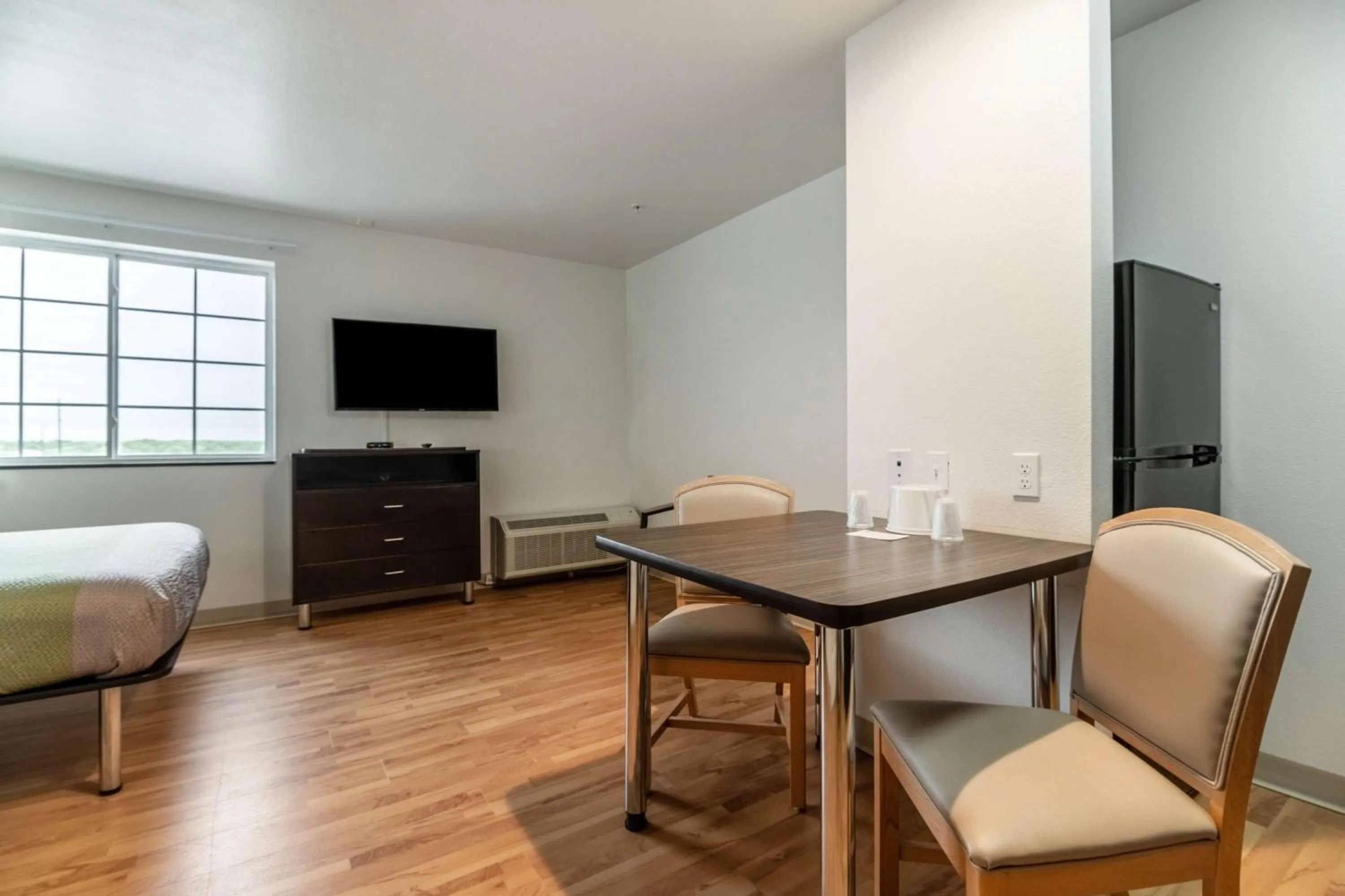 Queen Room - Disability Access - Roll in Shower in Studio 6-Ingleside, TX