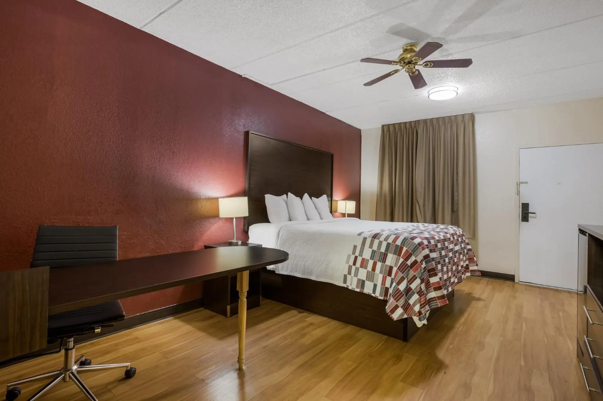  Superior King Room Non-Smoking in Red Roof Inn & Suites Statesboro - University