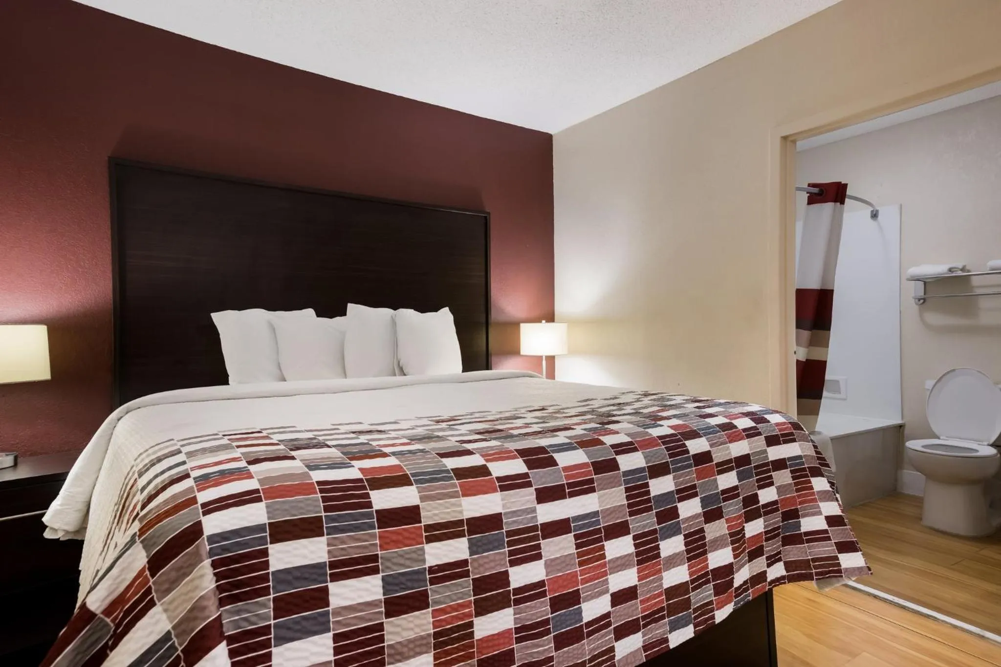 Suite King with Jetted Tub Smoking in Red Roof Inn & Suites Statesboro - University