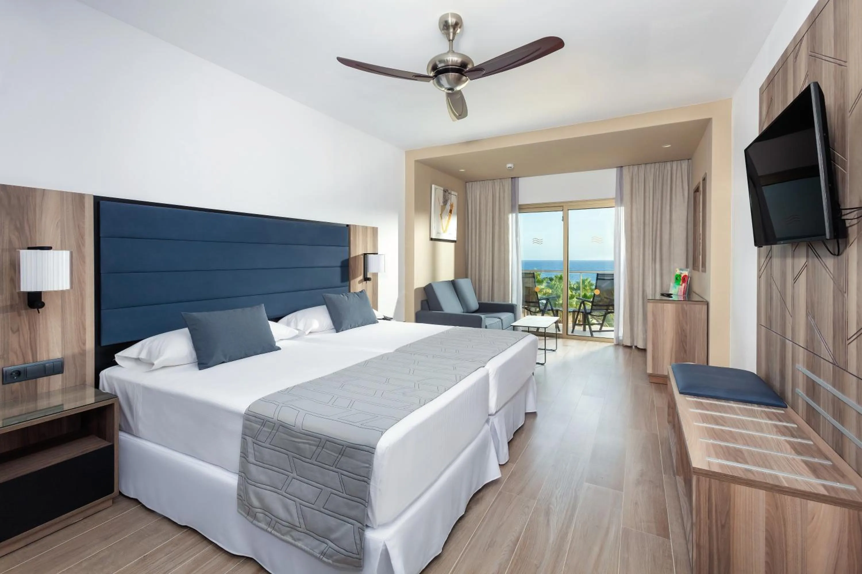 Double Room with Balcony and Sea View in Hotel Riu Palace Oasis