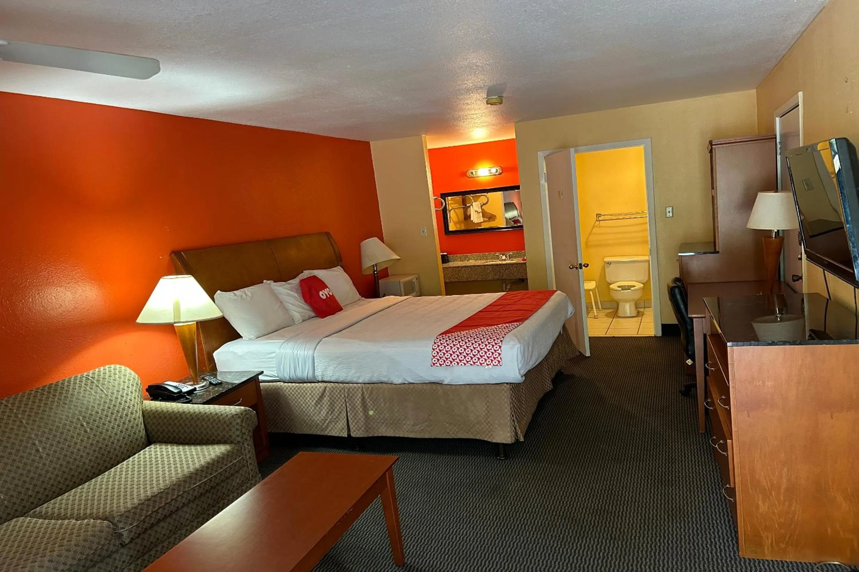 King Bed Smoking in OYO Hotel Jefferson TX Hwy 59