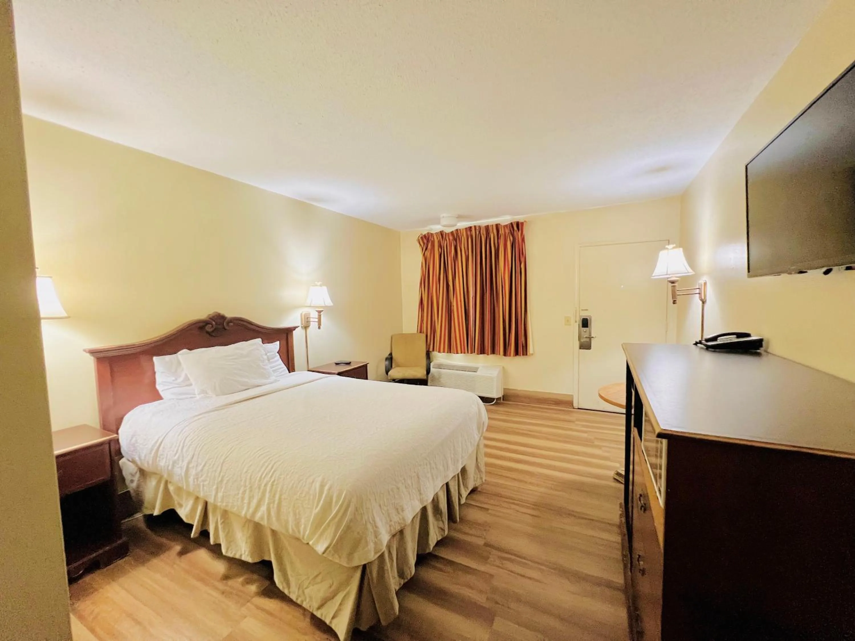 Queen Room - Non-Smoking in Knights Inn Point South Yemassee