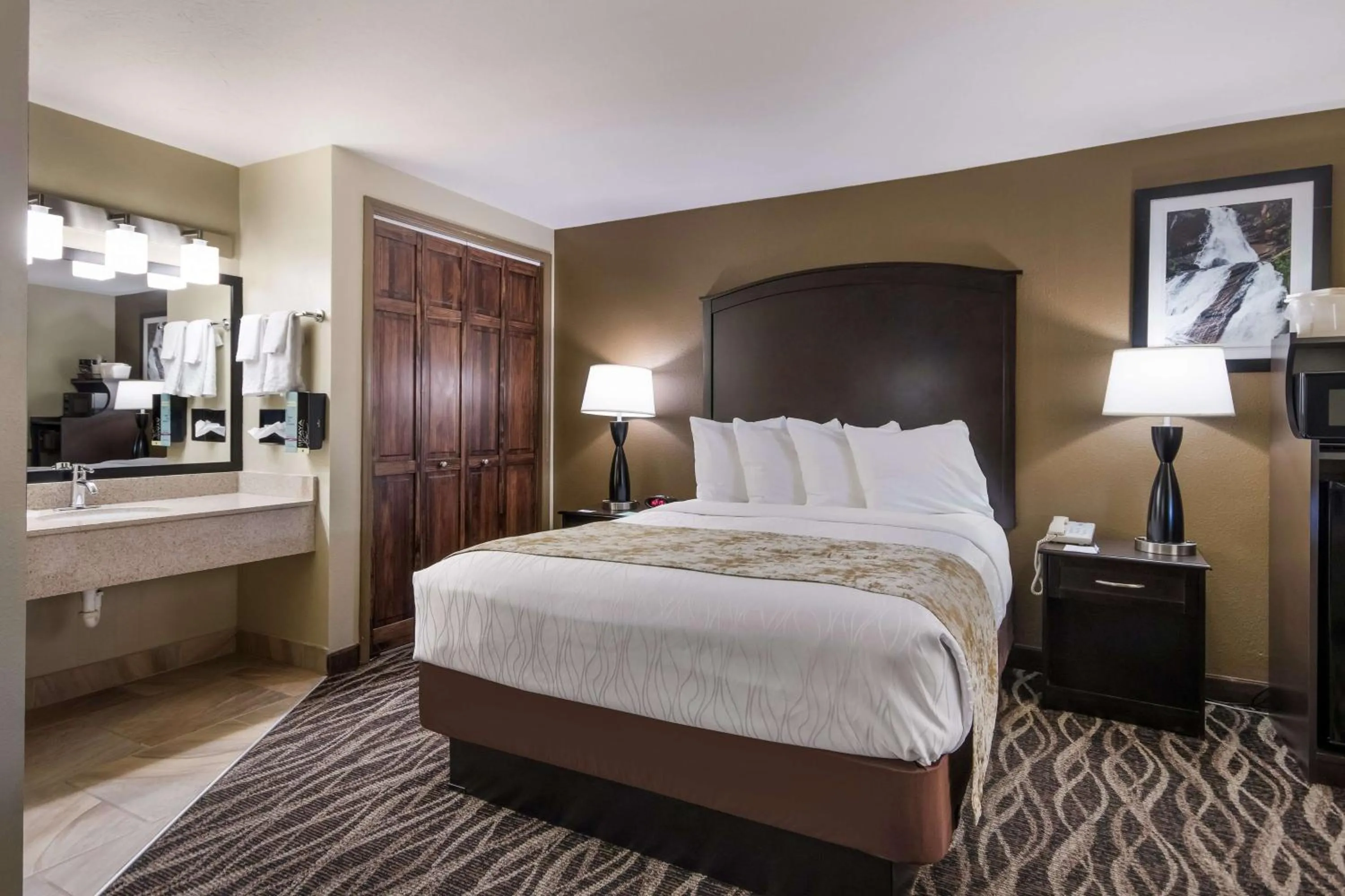 Queen Suite with Sofa Bed in Best Western Weston Inn