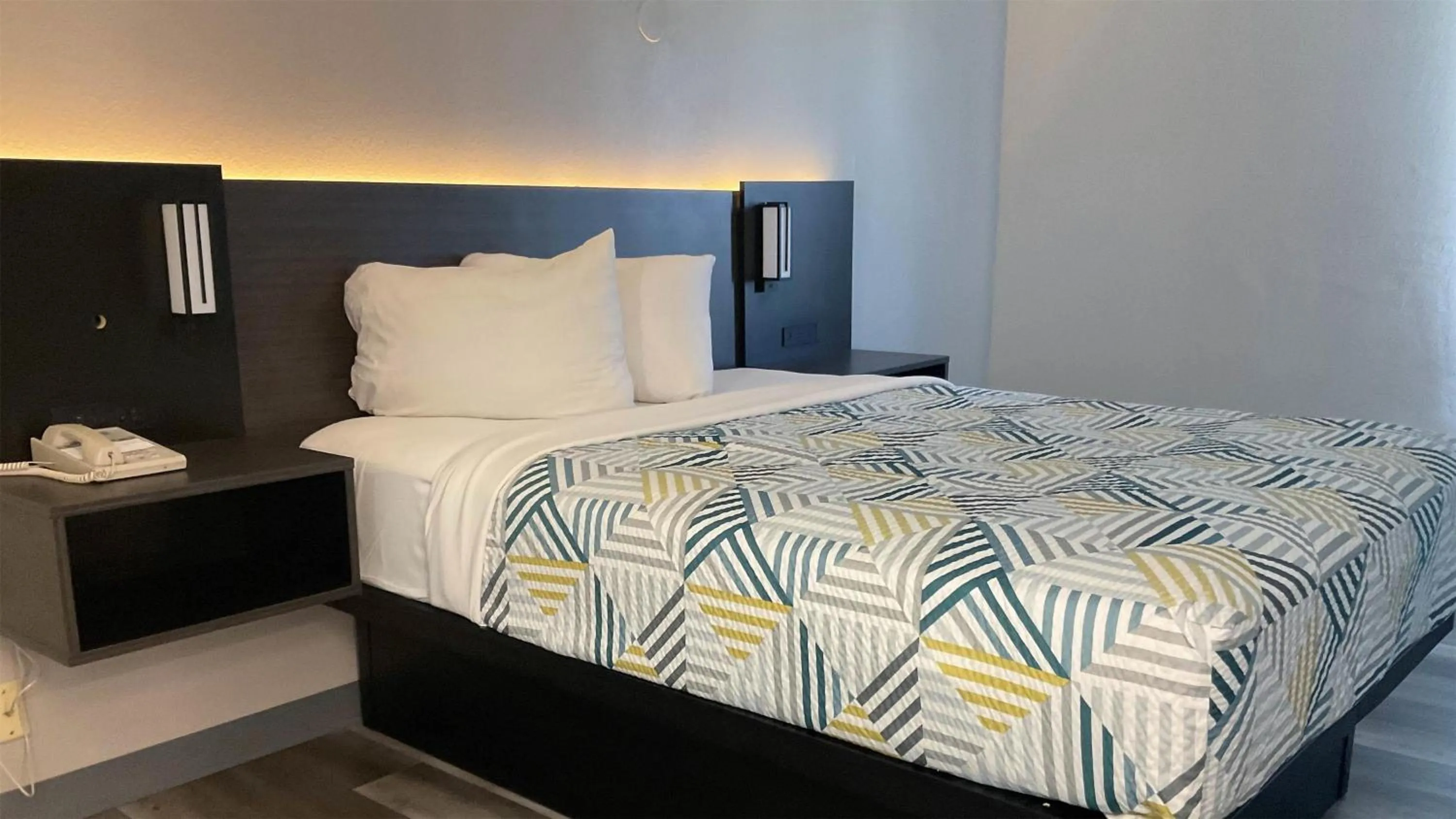 Queen Room - single occupancy - Non-Smoking in Motel 6 Omaha - IAT West