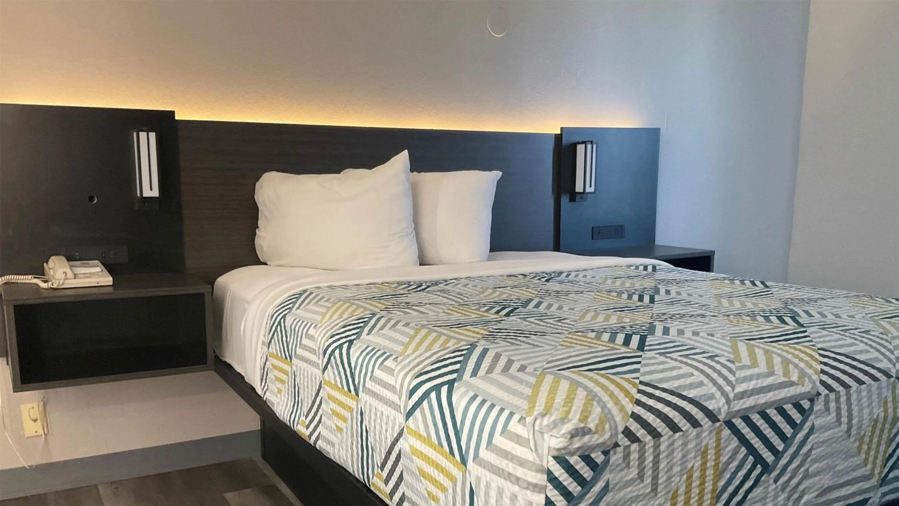 Queen Room - single occupancy - Disability Access - Roll in Shower in Motel 6 Omaha - IAT West