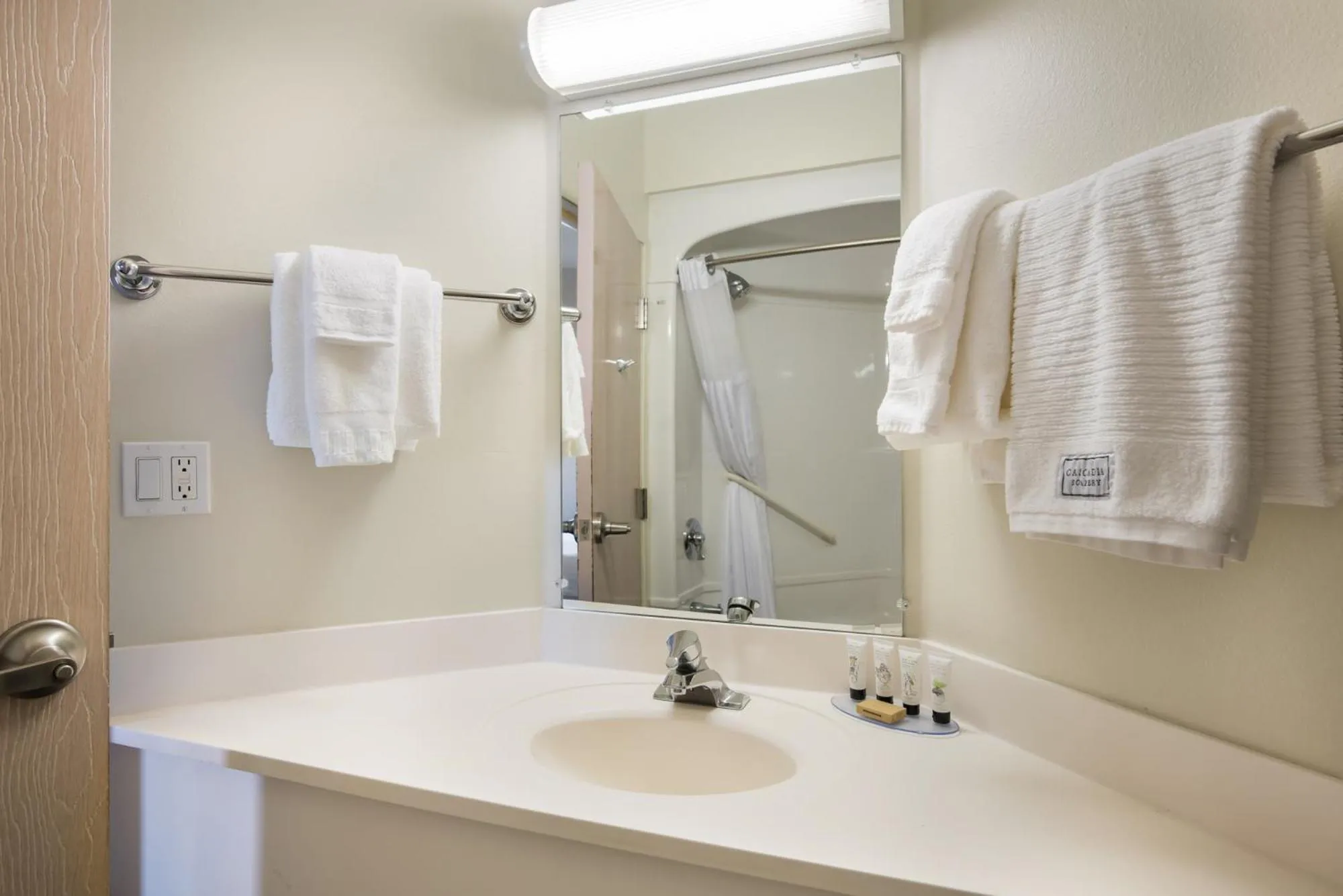 Pet Friendly Queen Room in Red Lion Inn & Suites Butte