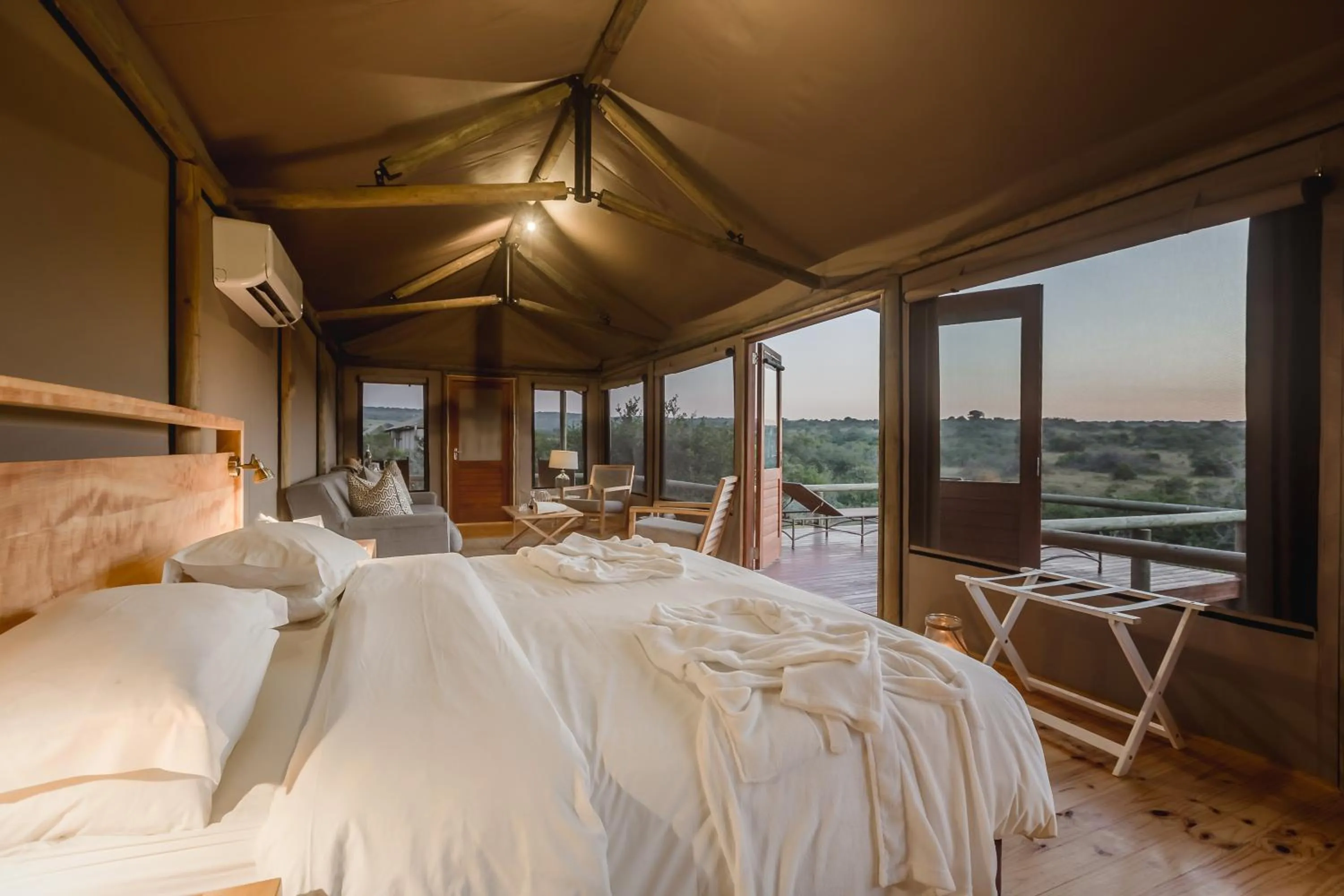 Luxury Safari Tent in Hlosi Game Lodge - Amakhala Game Reserve