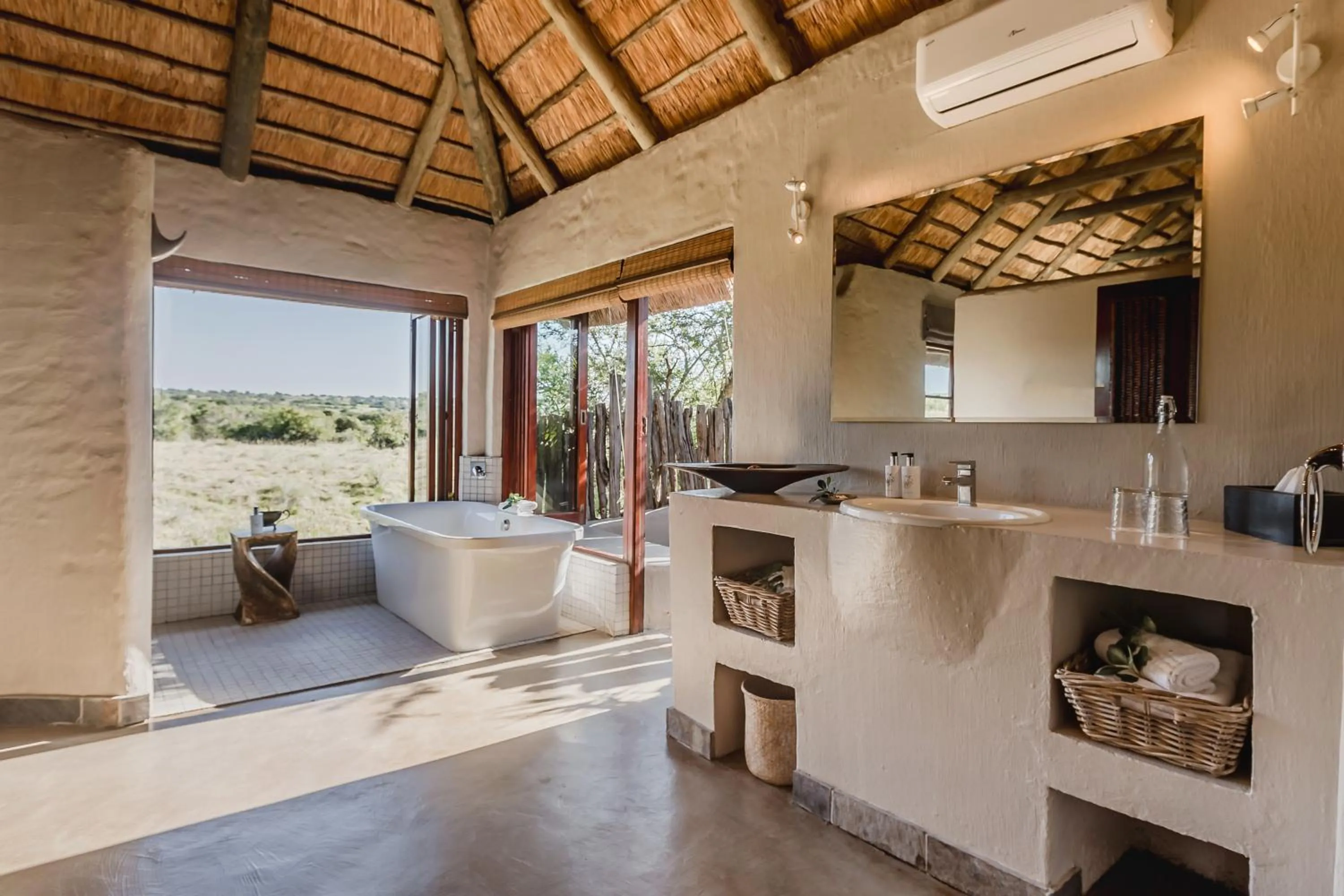 Luxury King or Twin Suite in Hlosi Game Lodge - Amakhala Game Reserve