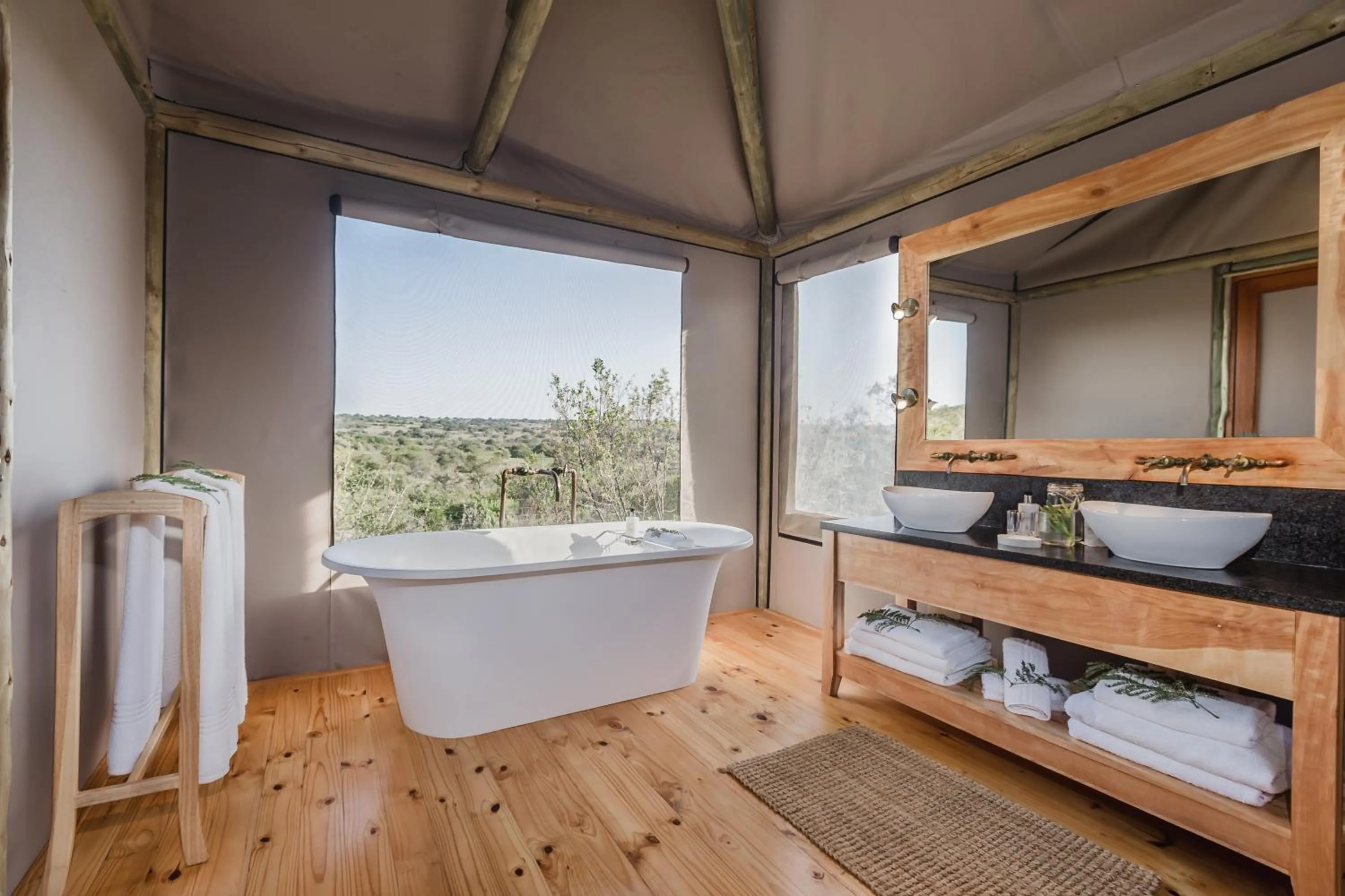 Luxury Safari Family Tent in Hlosi Game Lodge - Amakhala Game Reserve