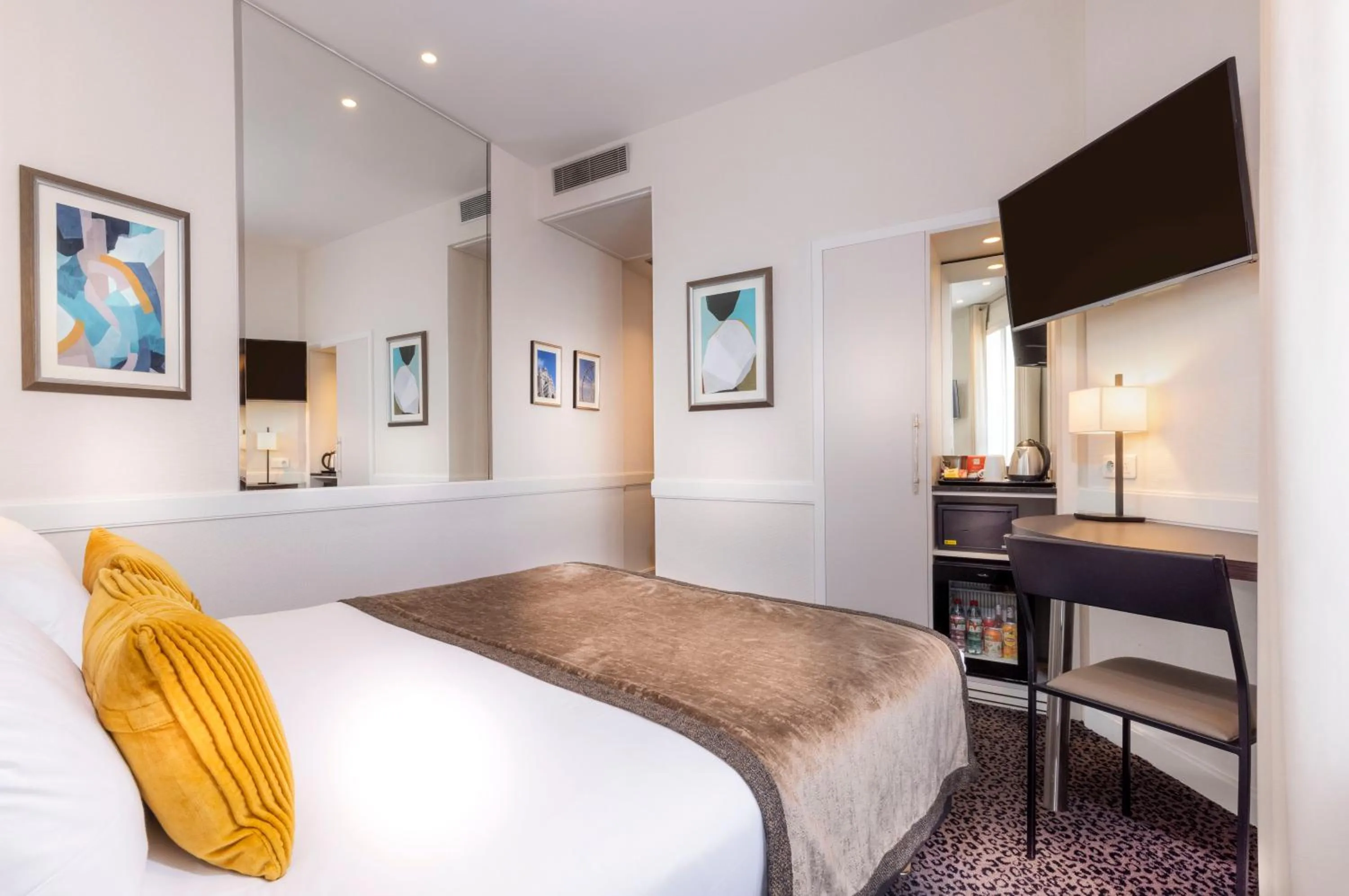 Double Room in Elysées Ceramic