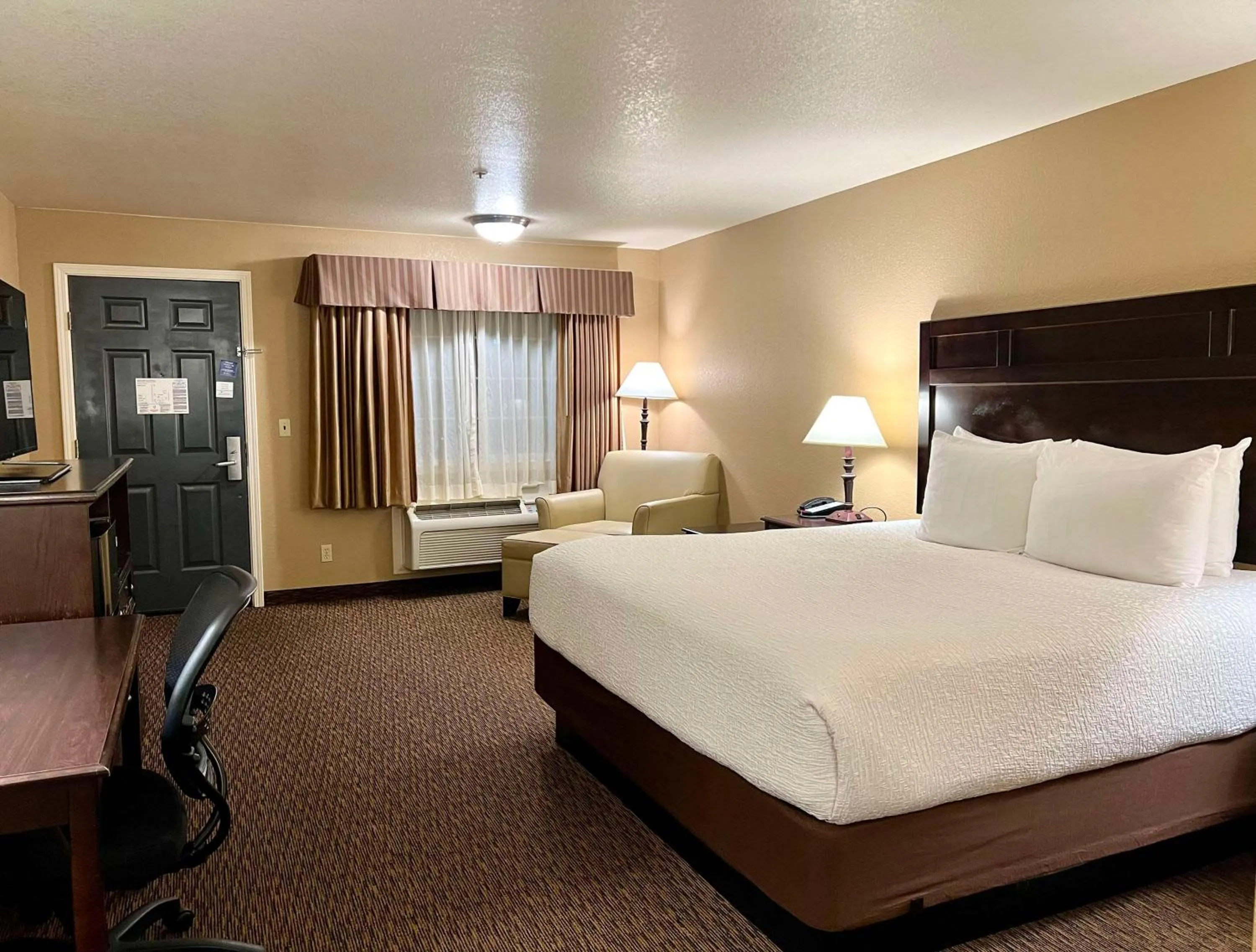 King Room - Non-Smoking in Best Western Country Inn