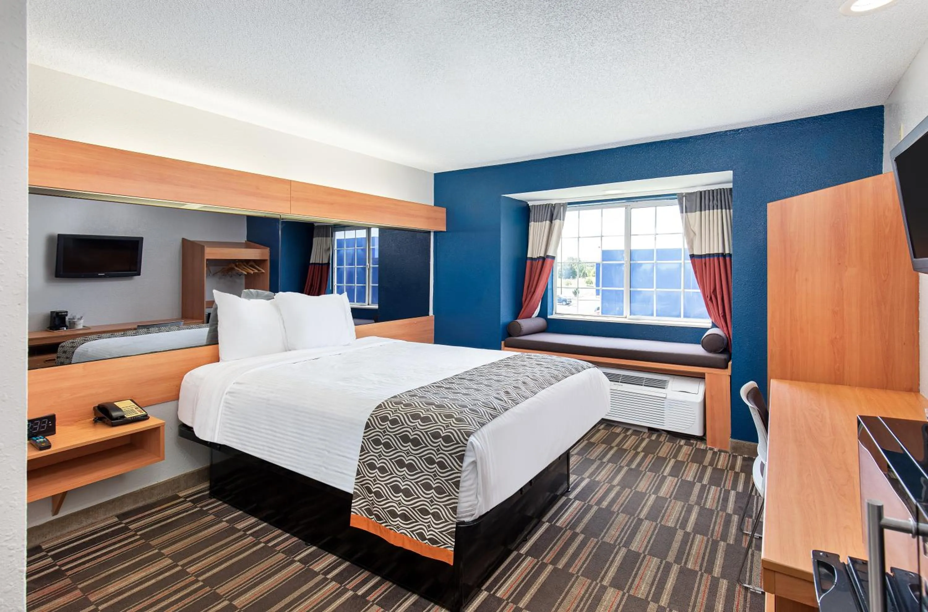 Queen Room - Disability Access/Non-Smoking in Microtel Inn & Suites by Wyndham Cordova Memphis I-40 East