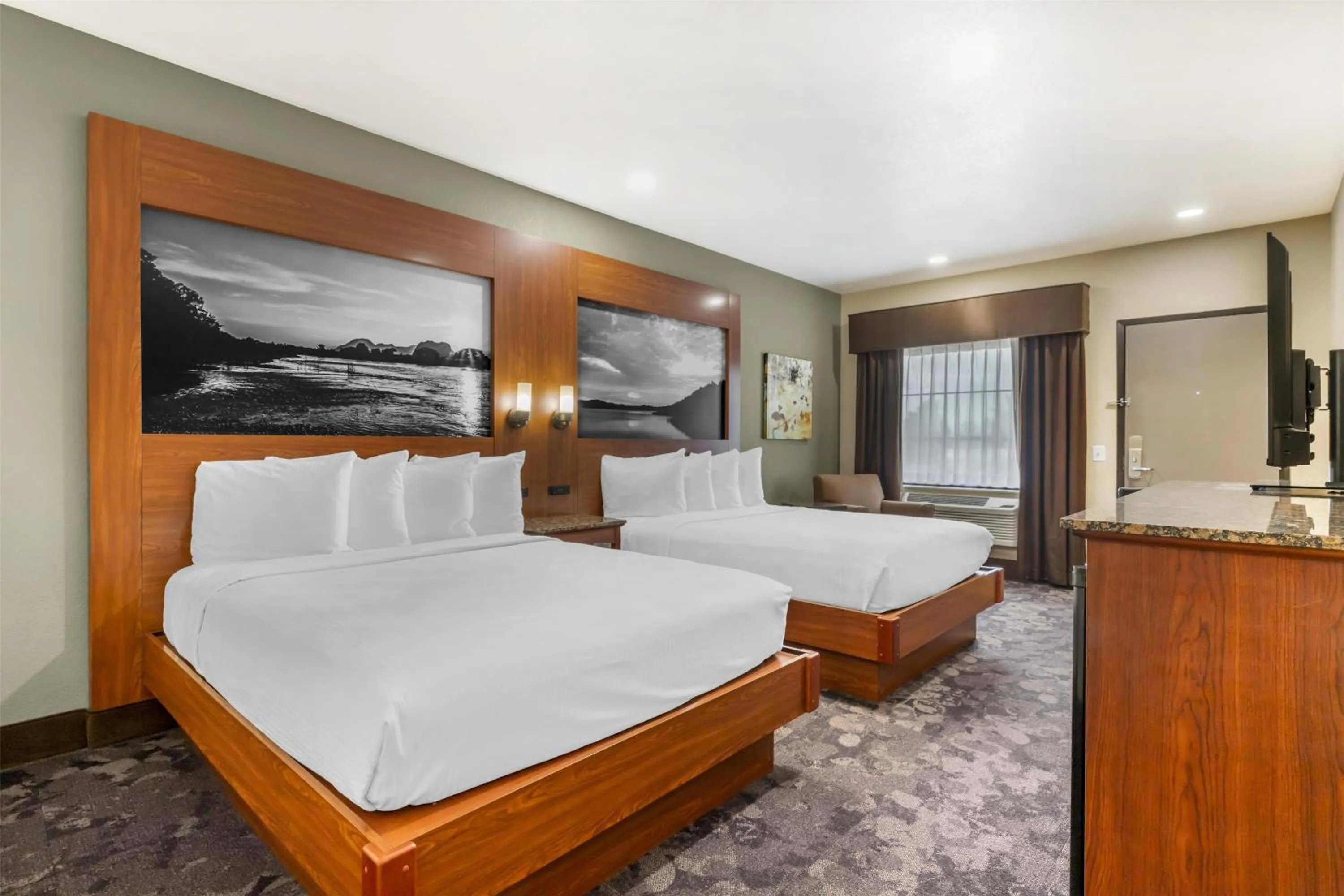 Queen Room with Two Queen Beds - Smoking in Best Western Plus Oklahoma City Yukon