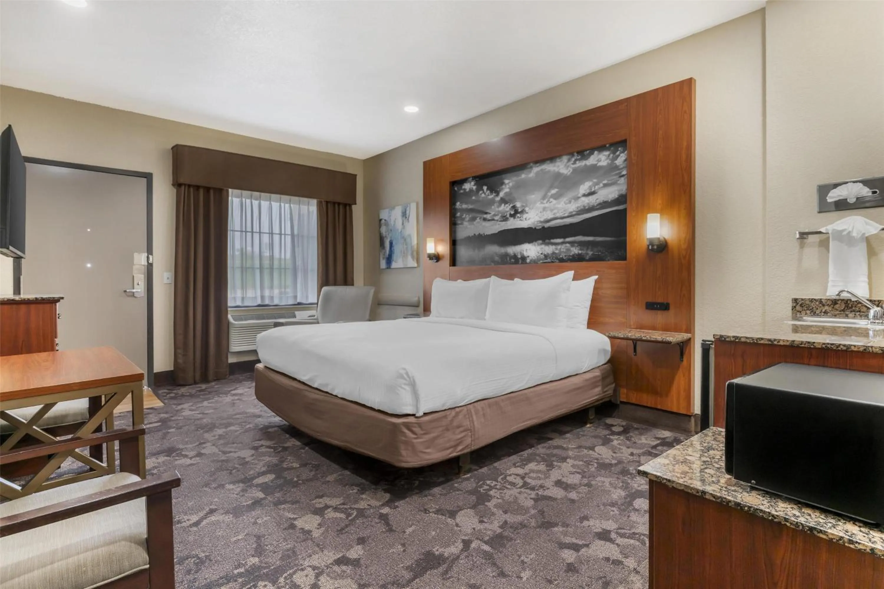 King Room with Roll-in Shower - Mobility Accessible/Non-Smoking in Best Western Plus Oklahoma City Yukon