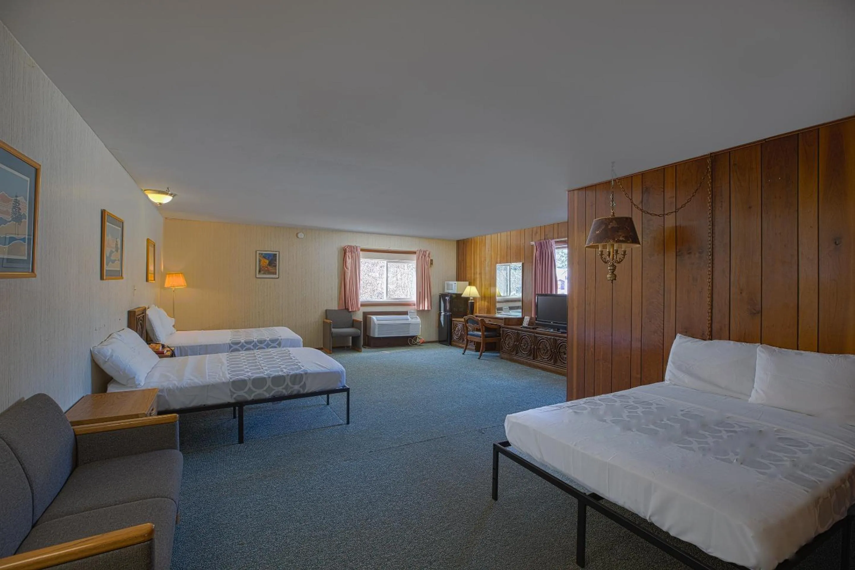 Premium 2 Full Bed with Kitchenette in Love Hotels Tomahawk by OYO at Lake Mohawksin WI
