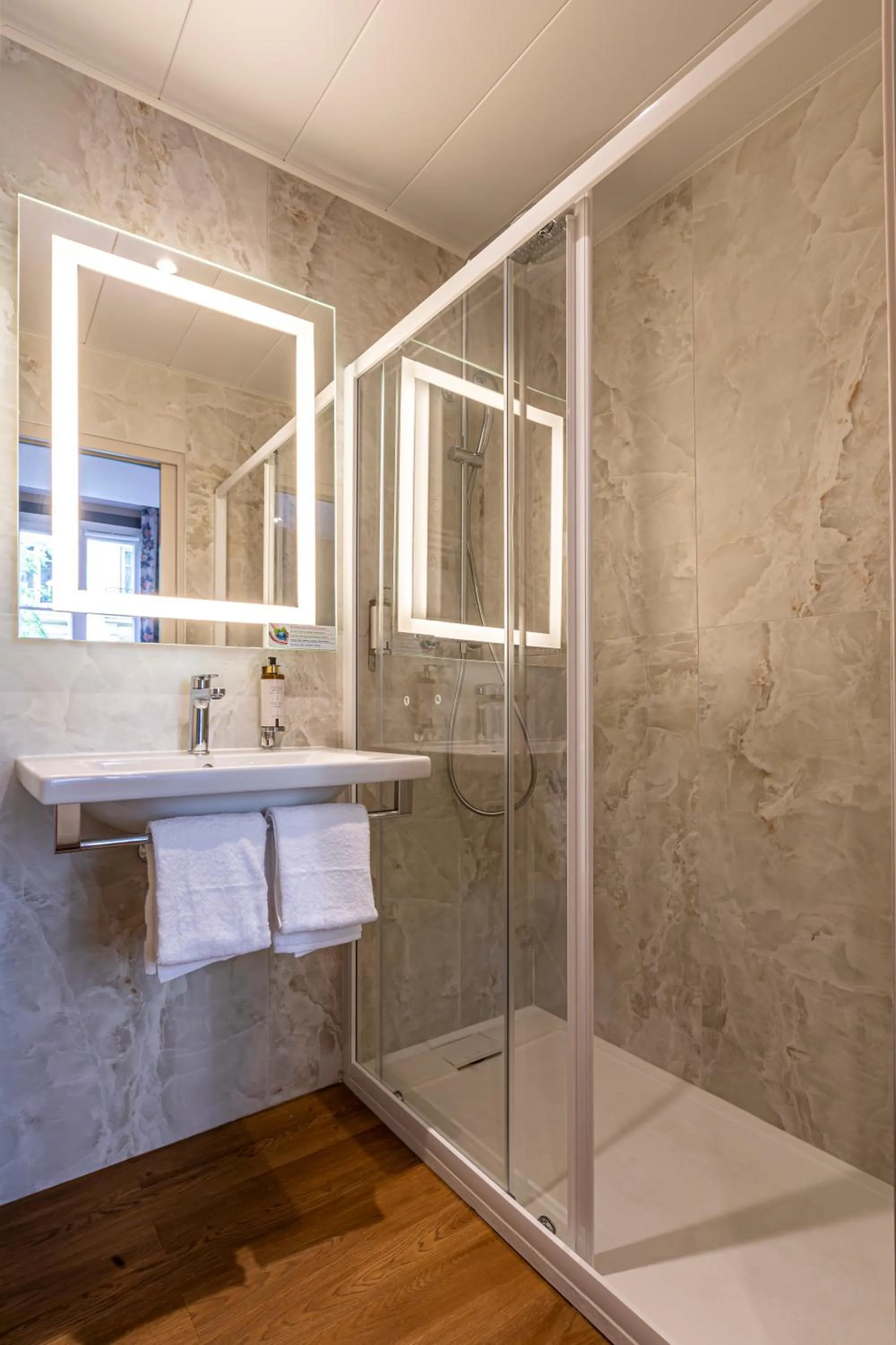 Classic Queen Room in Hôtel Montcalm