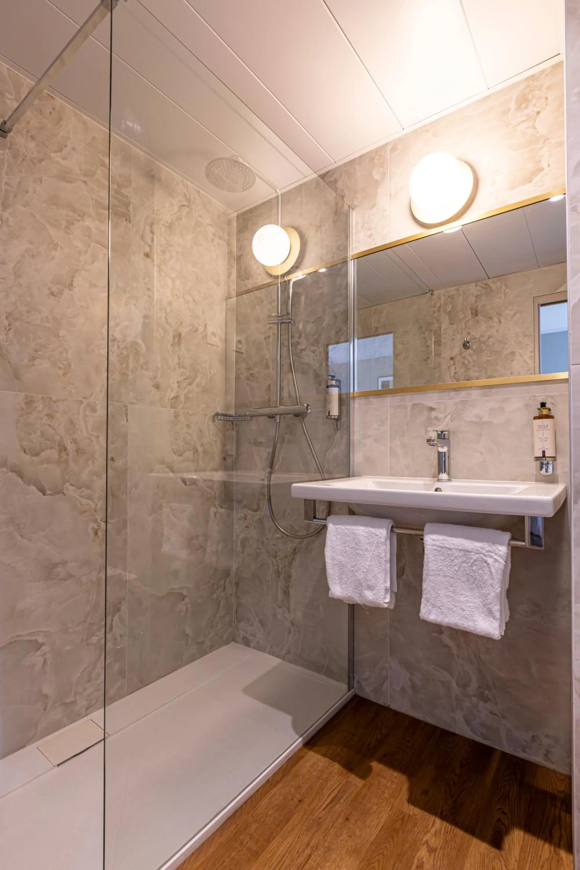 Classic Twin Room in Hôtel Montcalm