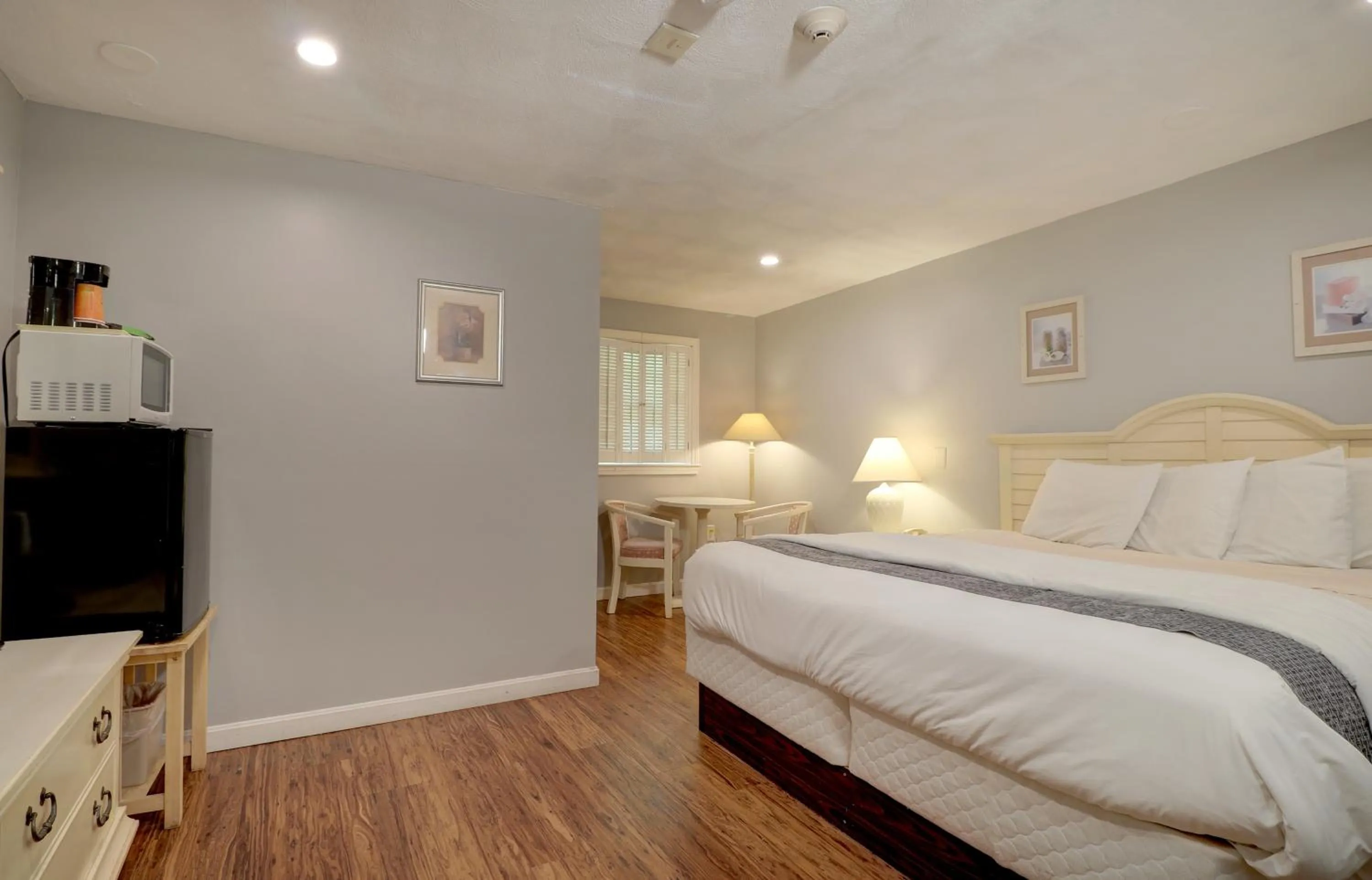 King Room in Hamilton Village Inn