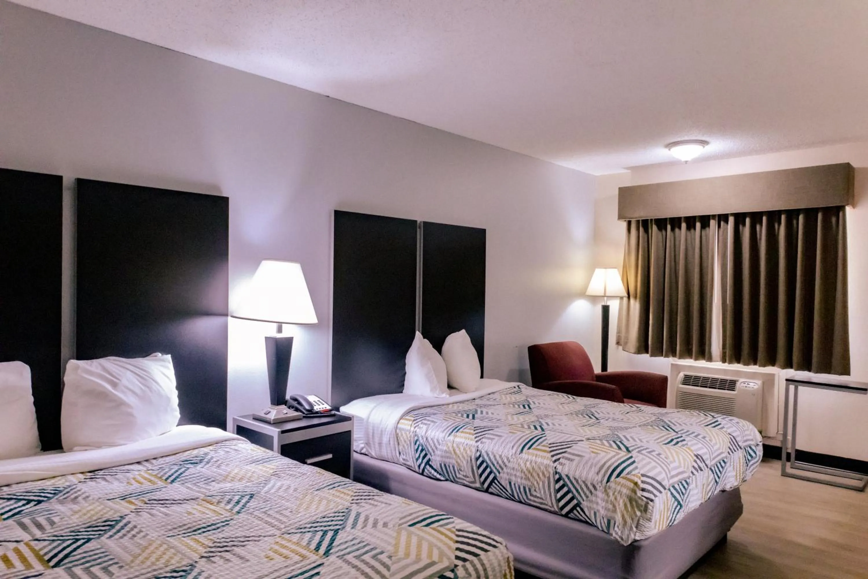 Quadruple Room - Disability Access - Roll in Shower in Motel 6 Nacogdoches, TX