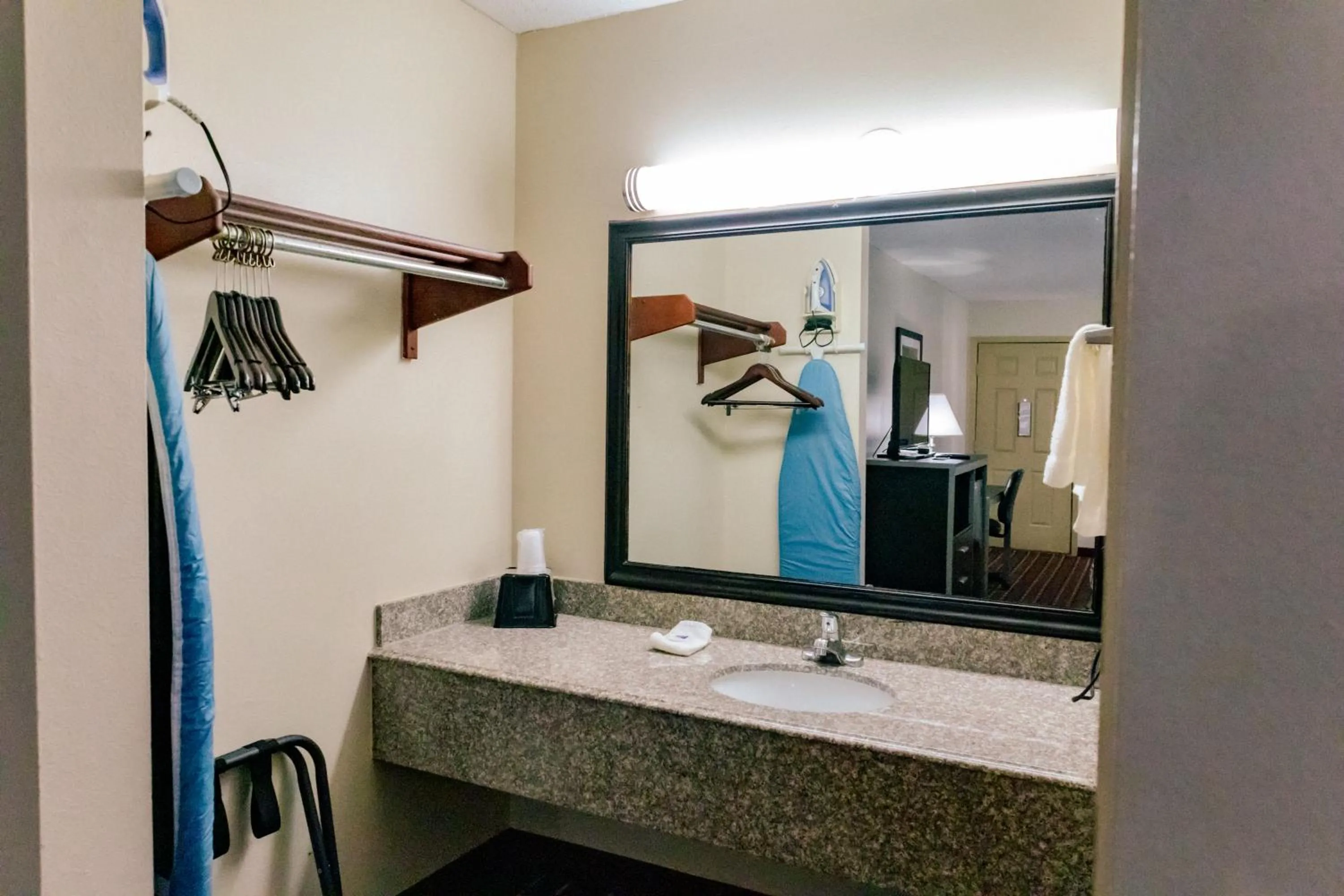 Classic Quadruple Room - Non-Smoking in Motel 6 Nacogdoches, TX