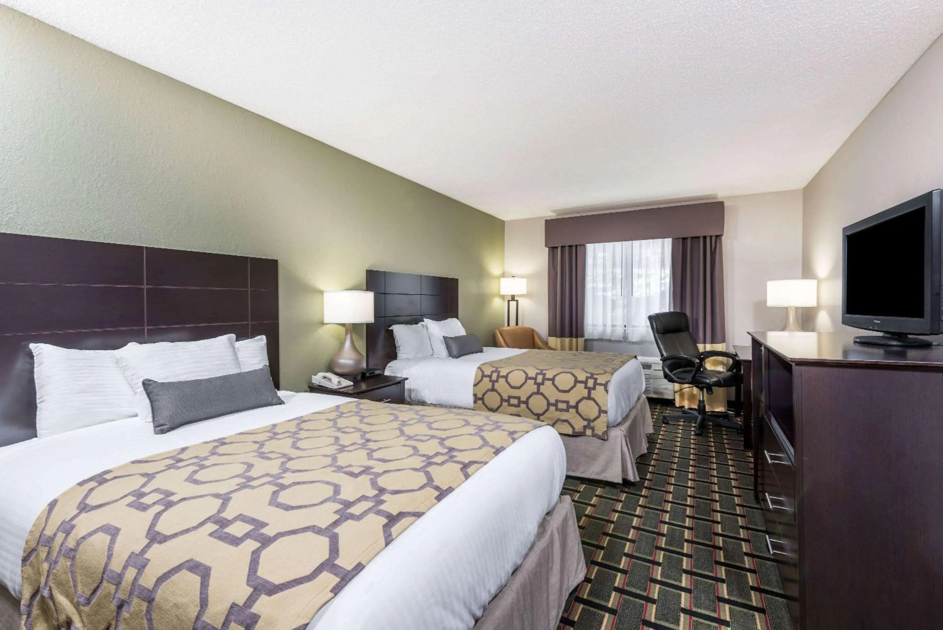 Photo of the whole room, Bed in Baymont by Wyndham Cambridge