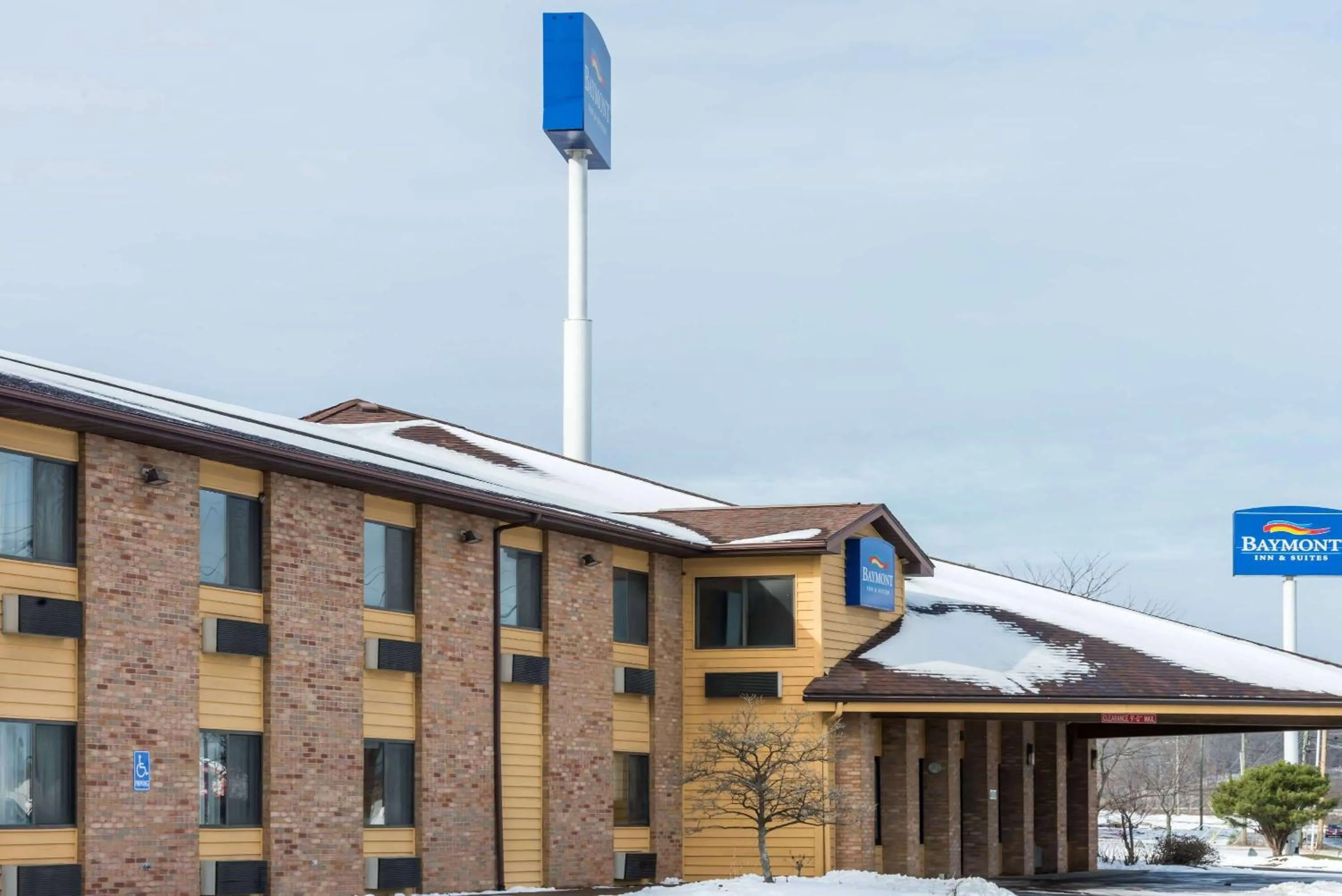 Property building in Baymont by Wyndham Cambridge