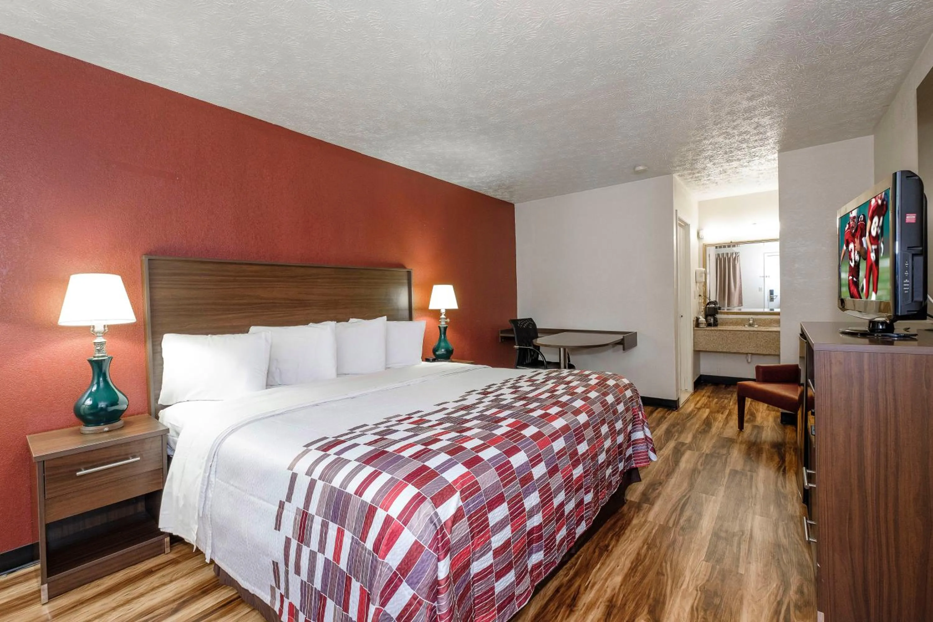 Superior King Room Non-Smoking in Red Roof Inn Edgewood