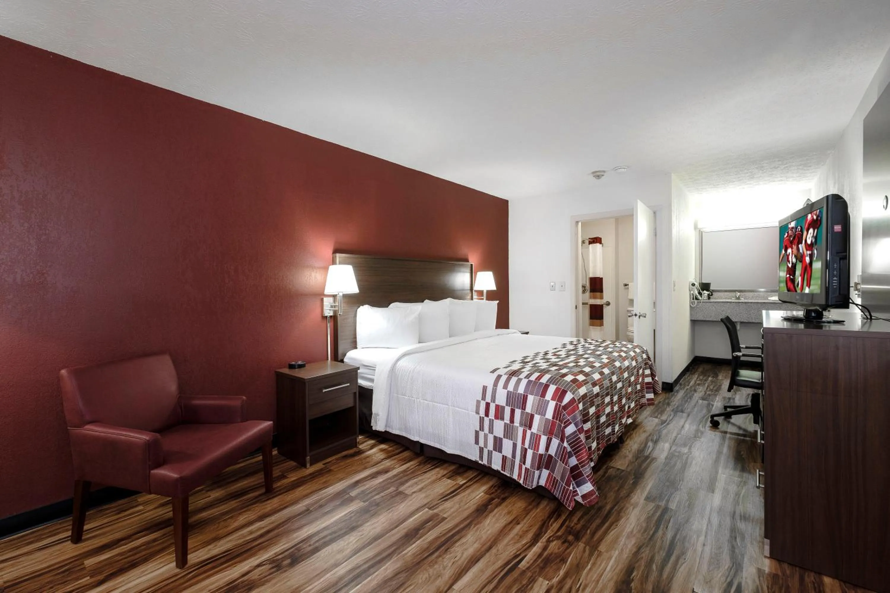  Superior King Room Disability Access Non-Smoking in Red Roof Inn Edgewood