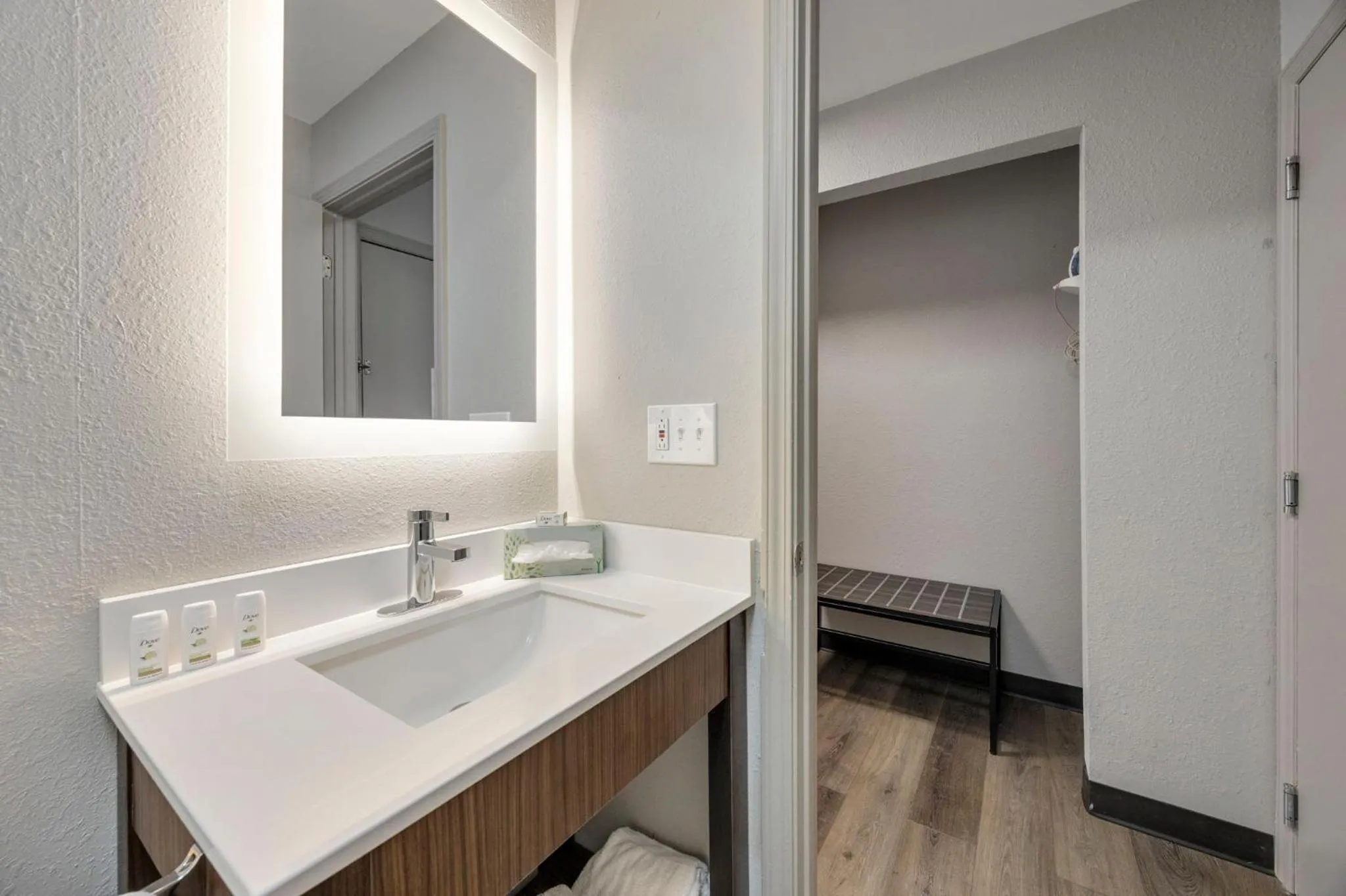 Deluxe Studio with 1 Queen Bed - single occupancy - Non-Smoking in HomeStay Suites