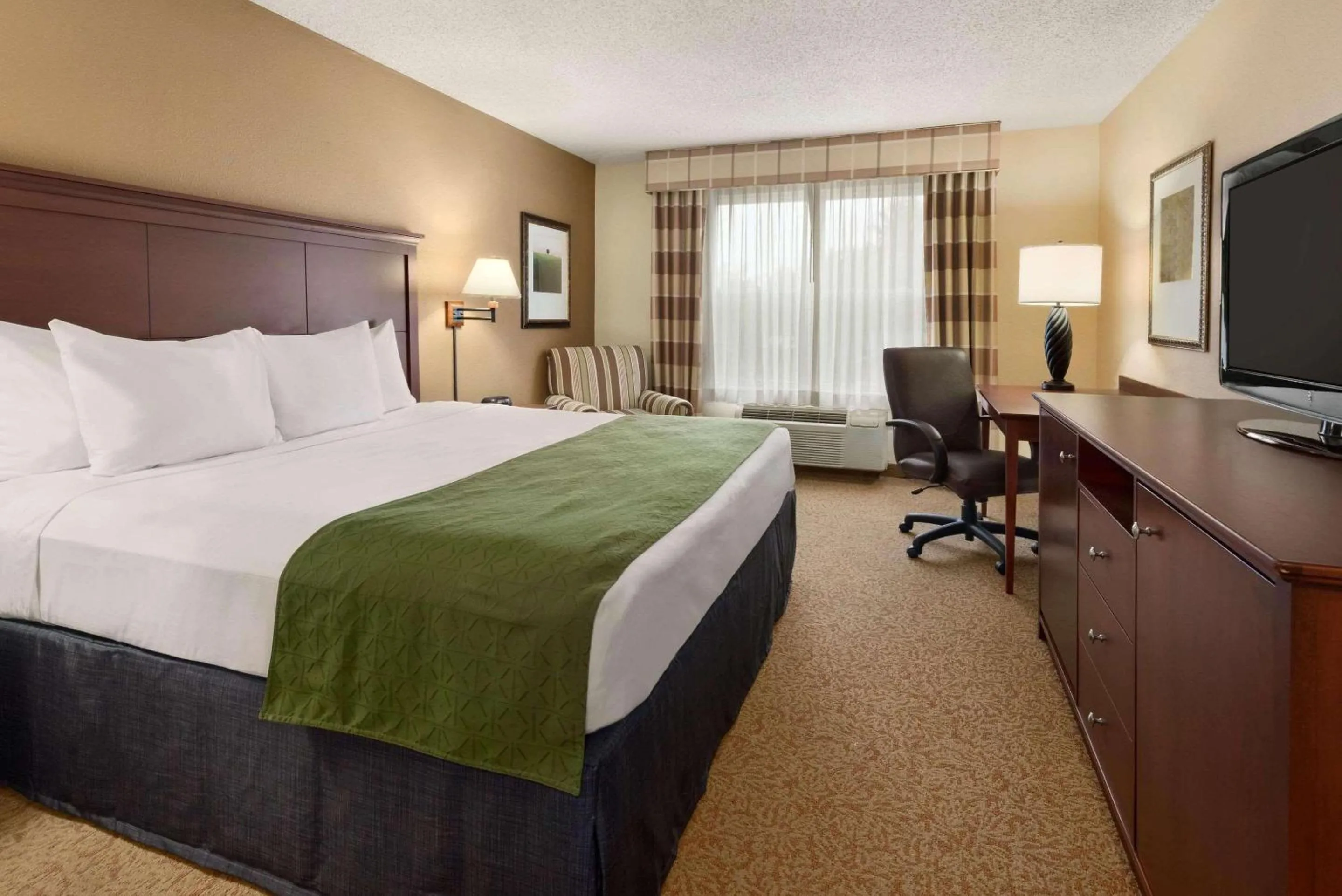 King Room in Country Inn & Suites by Radisson, Stevens Point, WI